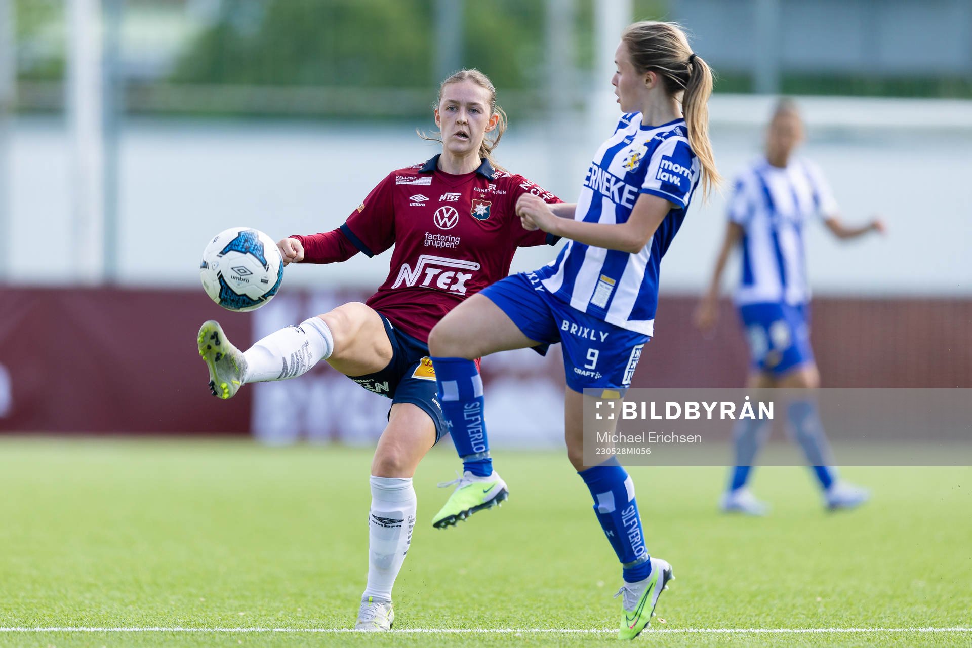 Örgrytes Melissa Davin och IFK Göteborgs Thilda Gianello under fotbollsmatchen i division 1 södra mellan Örgryte och IFK Göteborg den 28 maj 2023 i Göteborg.