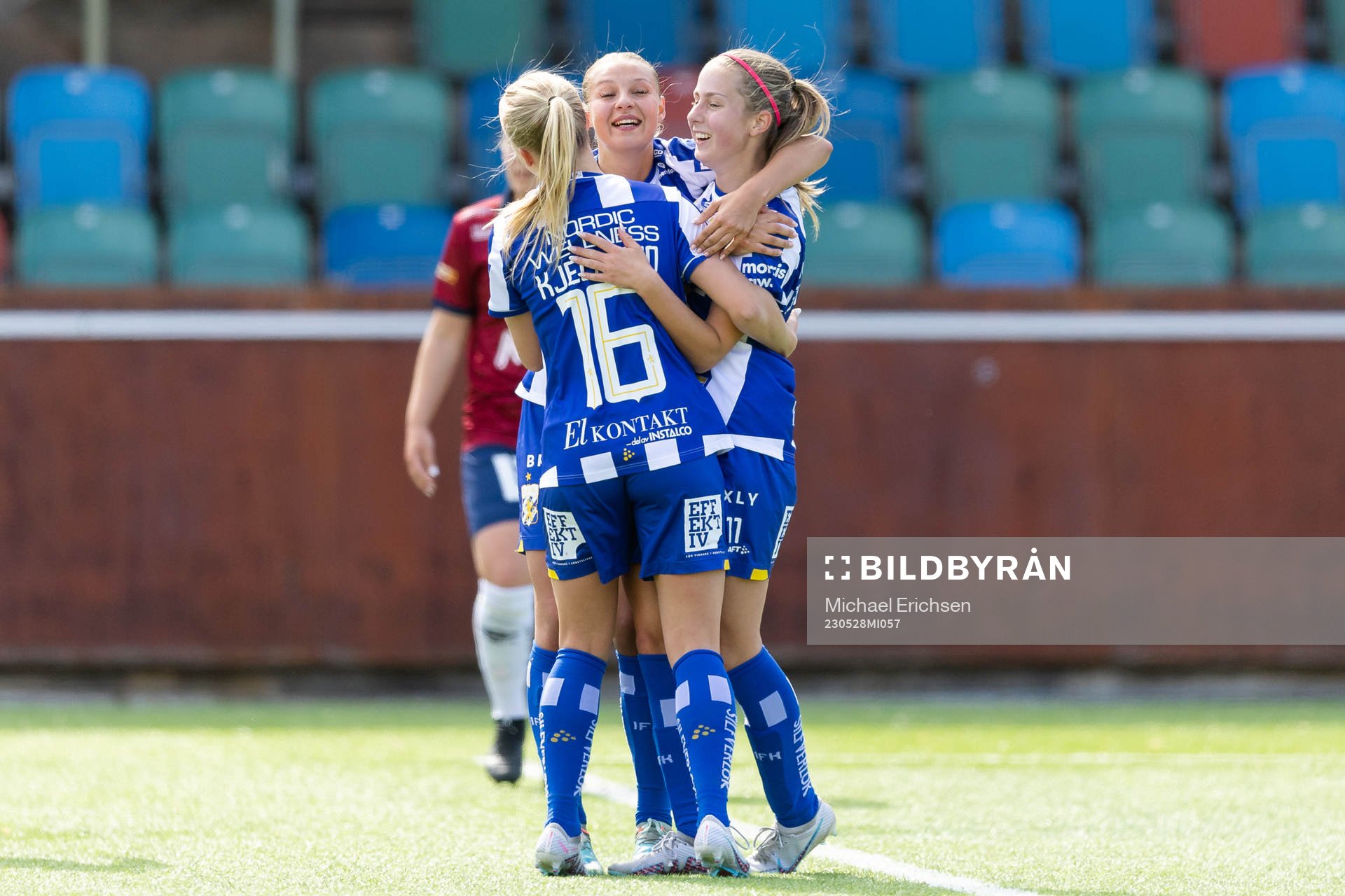 IFK Göteborgs Isabella Svanström jublar efter 1-2 ihop med Filippa Hopkins och Ida Kjellman under fotbollsmatchen i division 1 södra mellan Örgryte och IFK Göteborg den 28 maj 2023 i Göteborg.