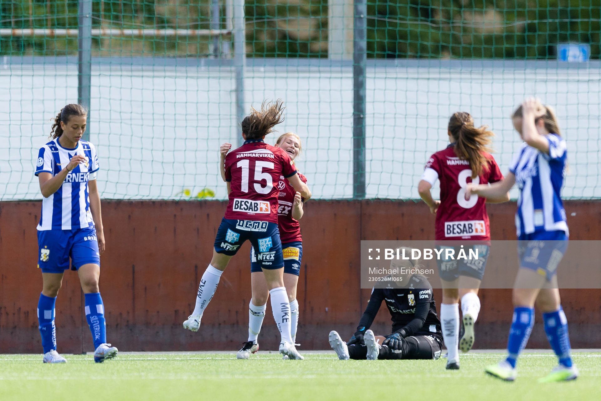 Örgrytes Mathilda Sjöström jublar ihop med Johanna