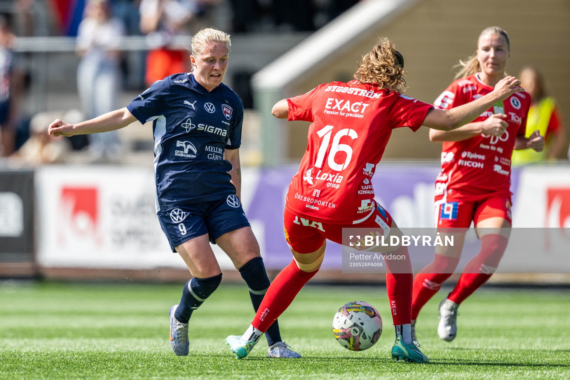 FC Rosengårds Emilia Larsson och Örebros Athinna Persson