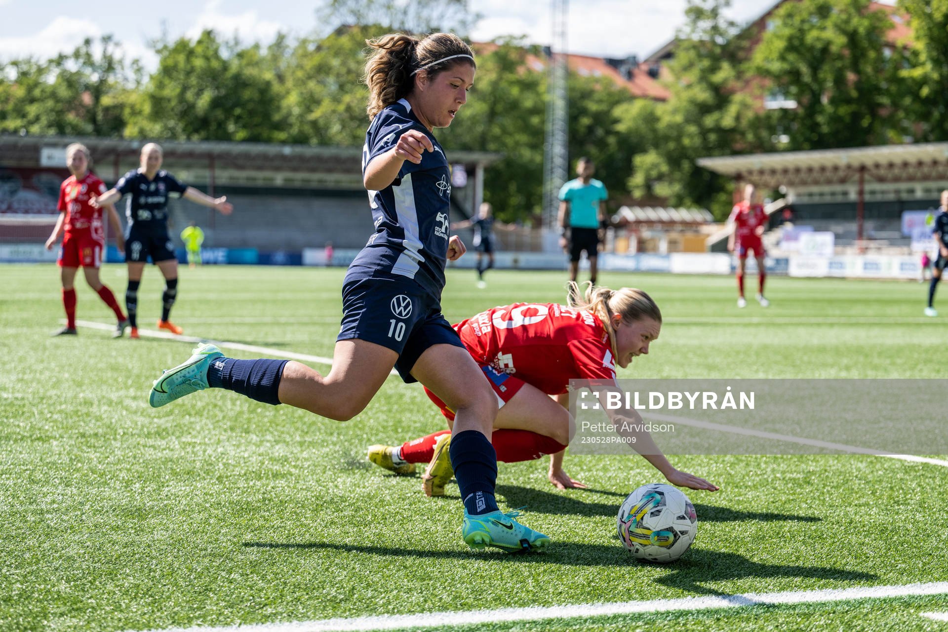 FC Rosengårds Loreta Kullashi och Örebros Emma Peuhkurinen