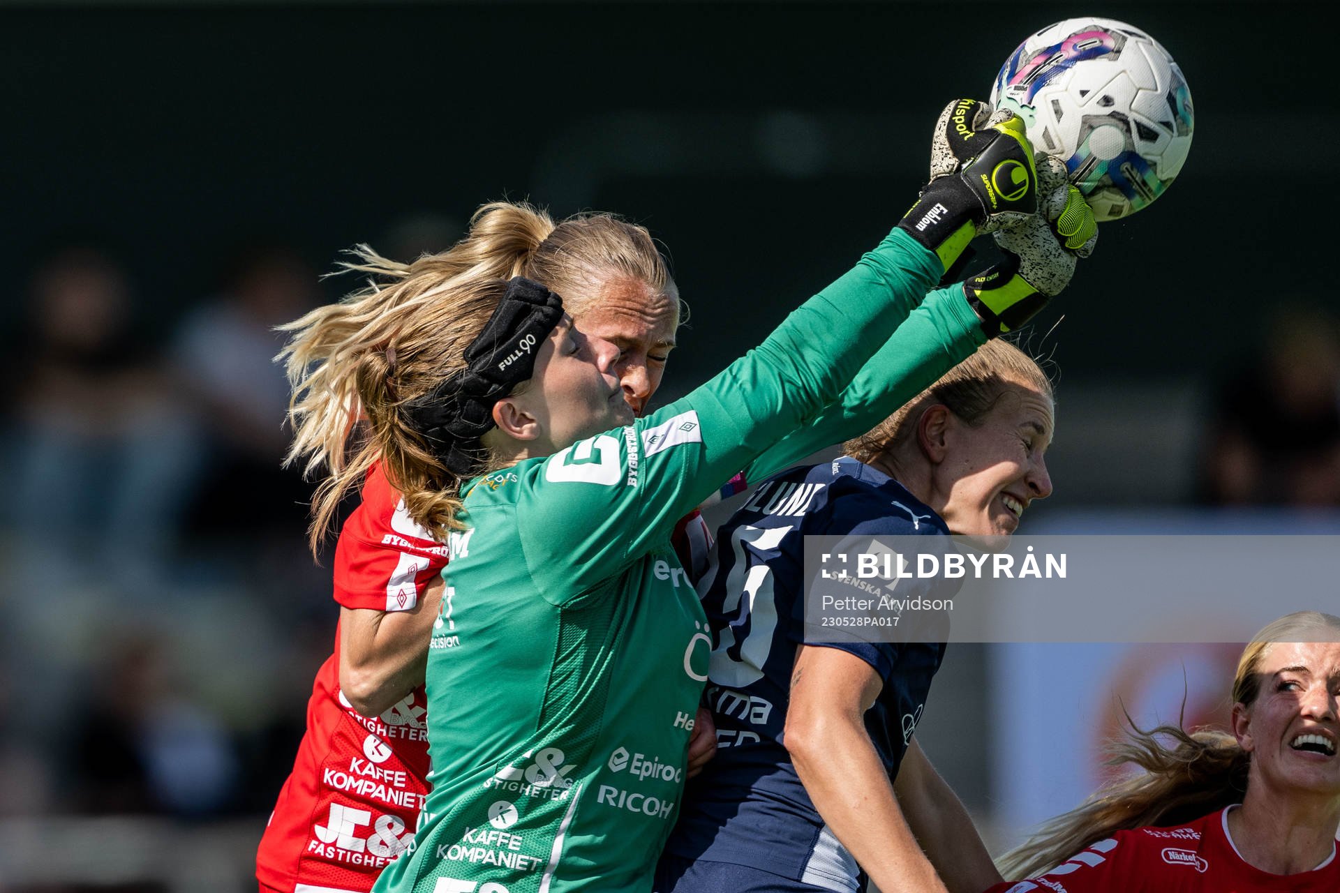Örebros Tove Enblom och FC Rosengårds Emma Berglund