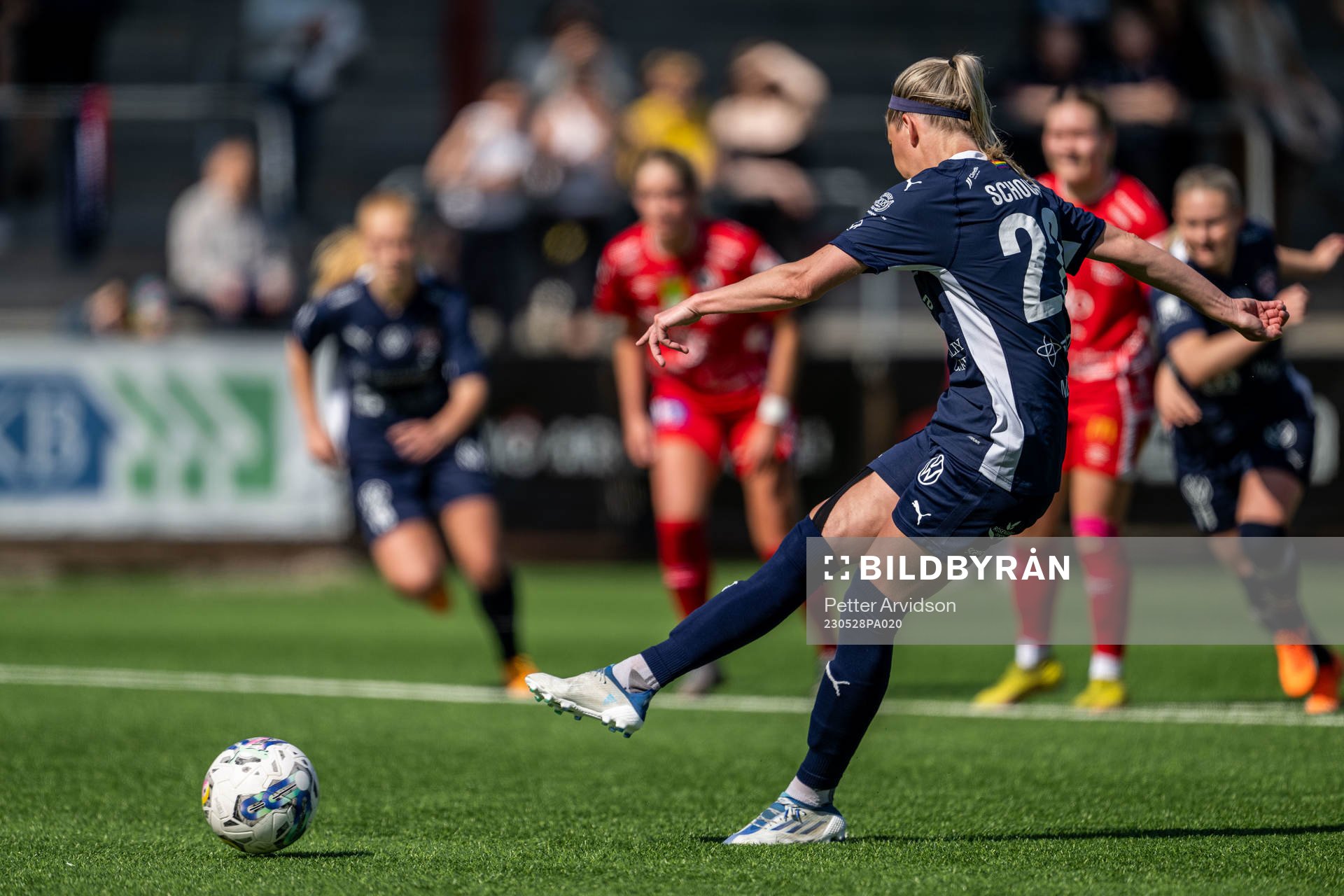 FC Rosengårds Olivia Schough gör 1-0 på straff