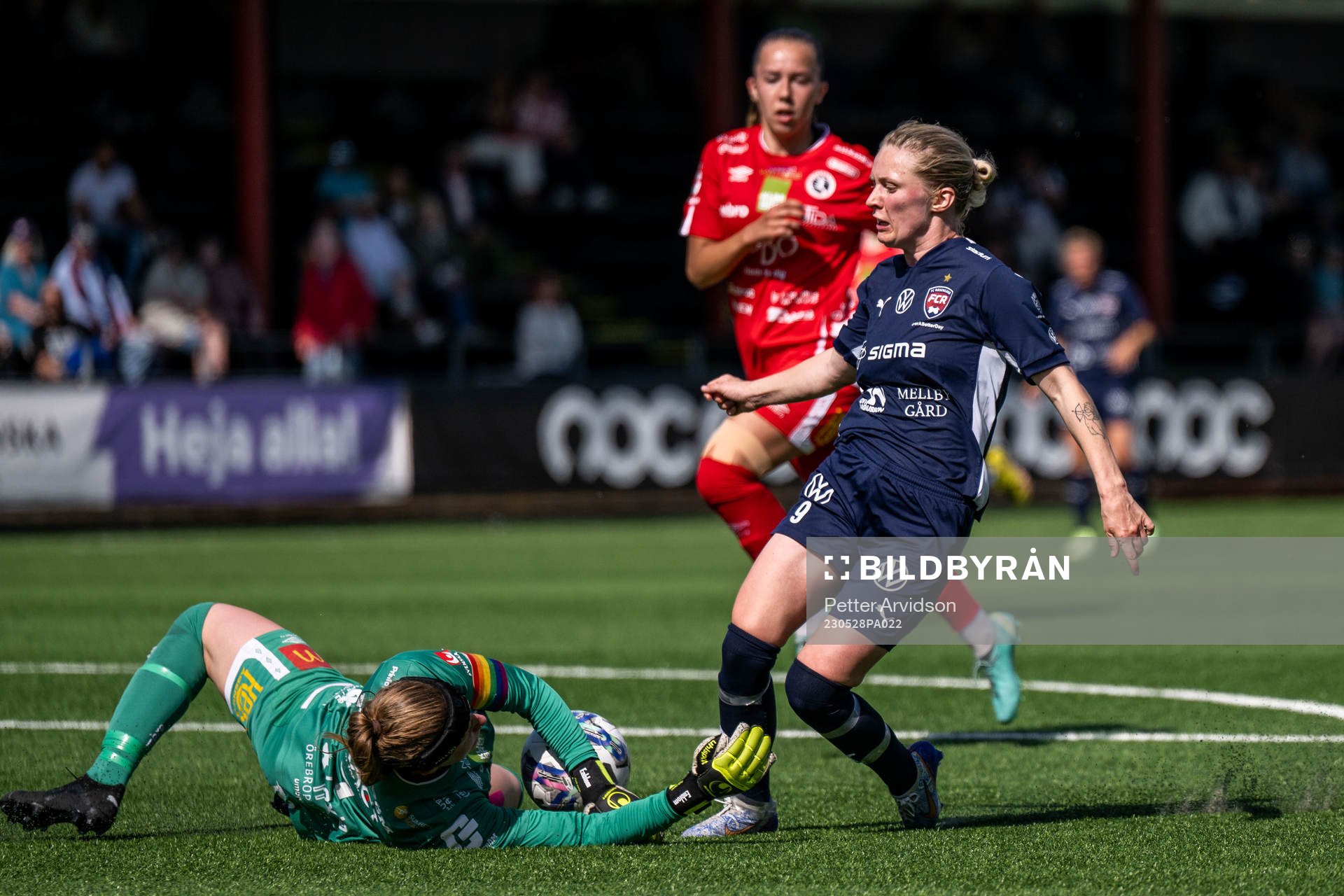 FC Rosengårds Emilia Larsson och Örebros Tove Enblom