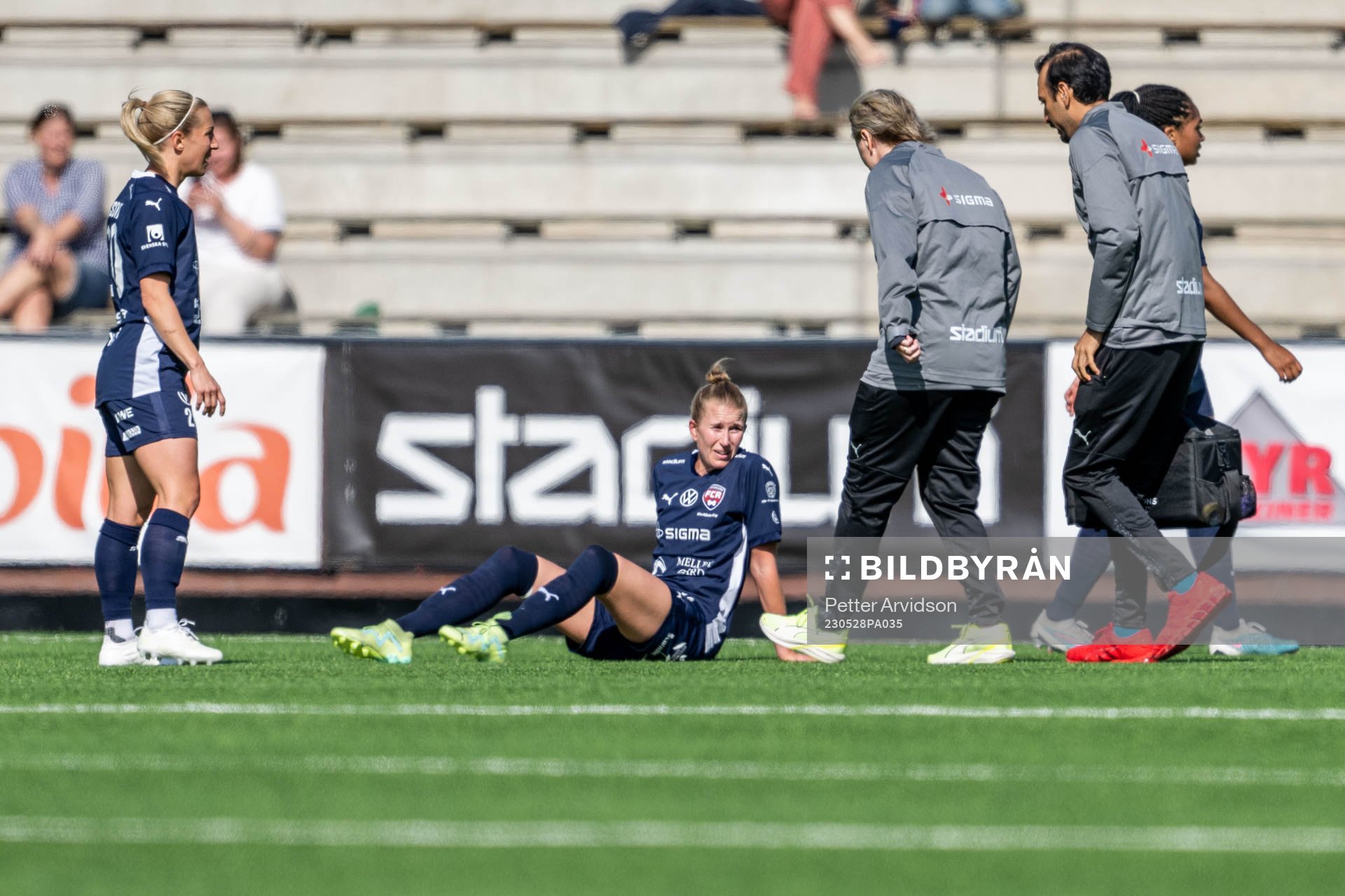 FC Rosengårds Emma Berglund har ont och utgår skadad