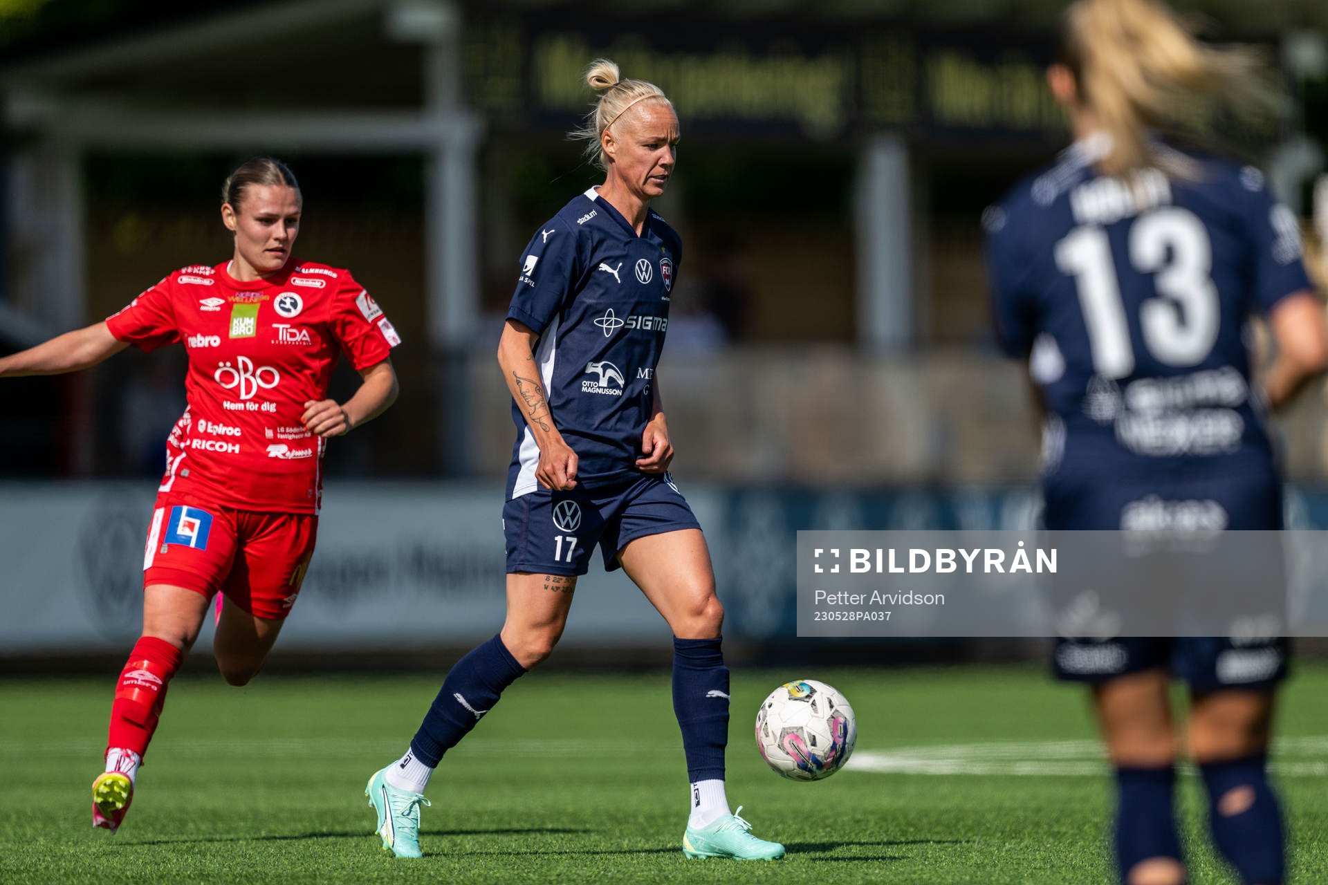 FC Rosengårds Caroline Seger och Örebros Emilia Pelgander