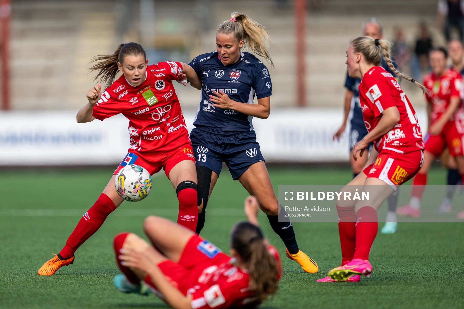 Örebros Elsa Pelgander och FC Rosengårds Olivia Holdt