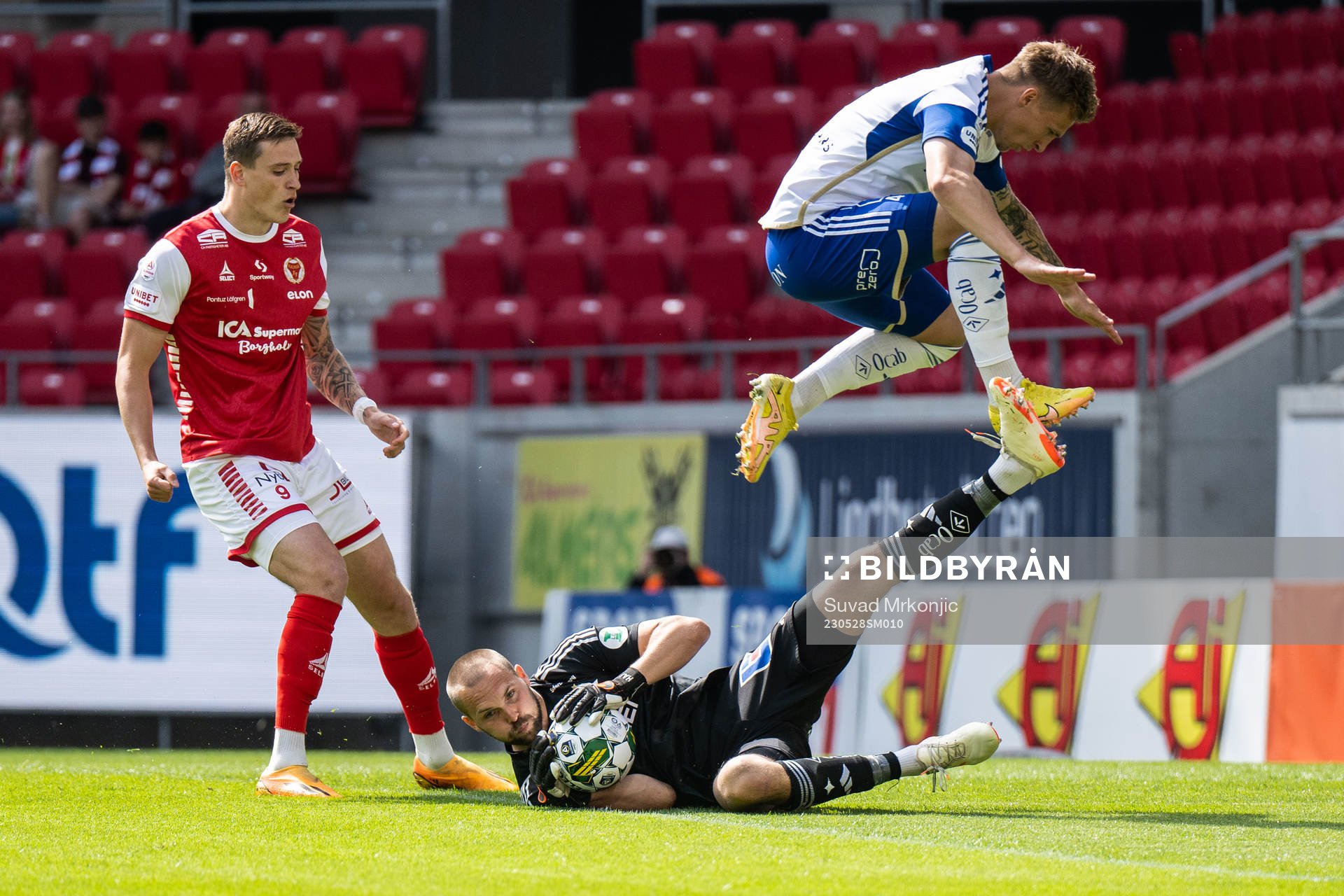 IFK Norrköpings målvakt Oscar Jansson och Kalmars Mileta