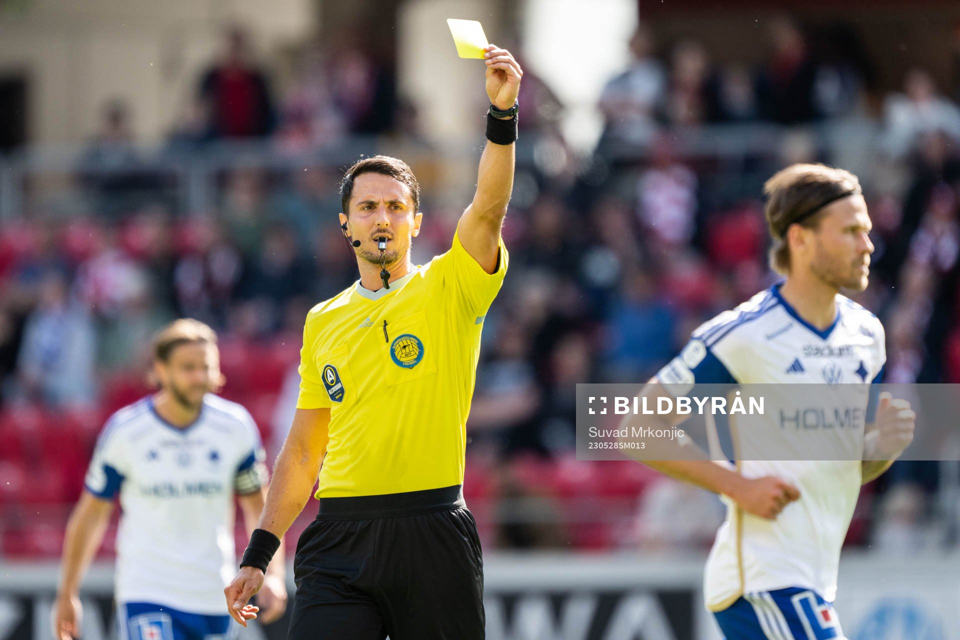 Domare Adi Aganovic varnar IFK Norrköpings Arnor Traustason