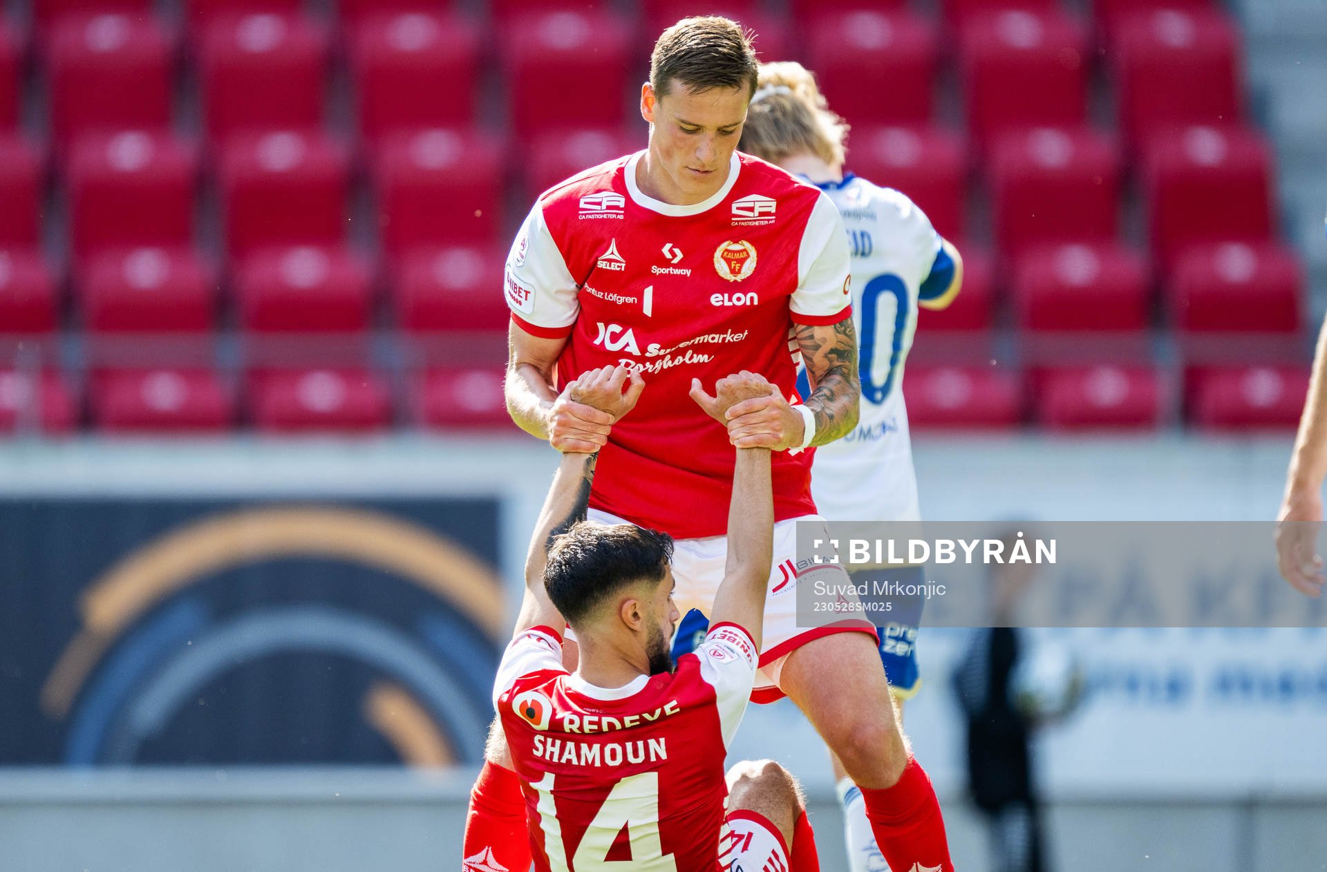 Kalmars Mileta Rajovic hjälper Noah Shamoun  upp
