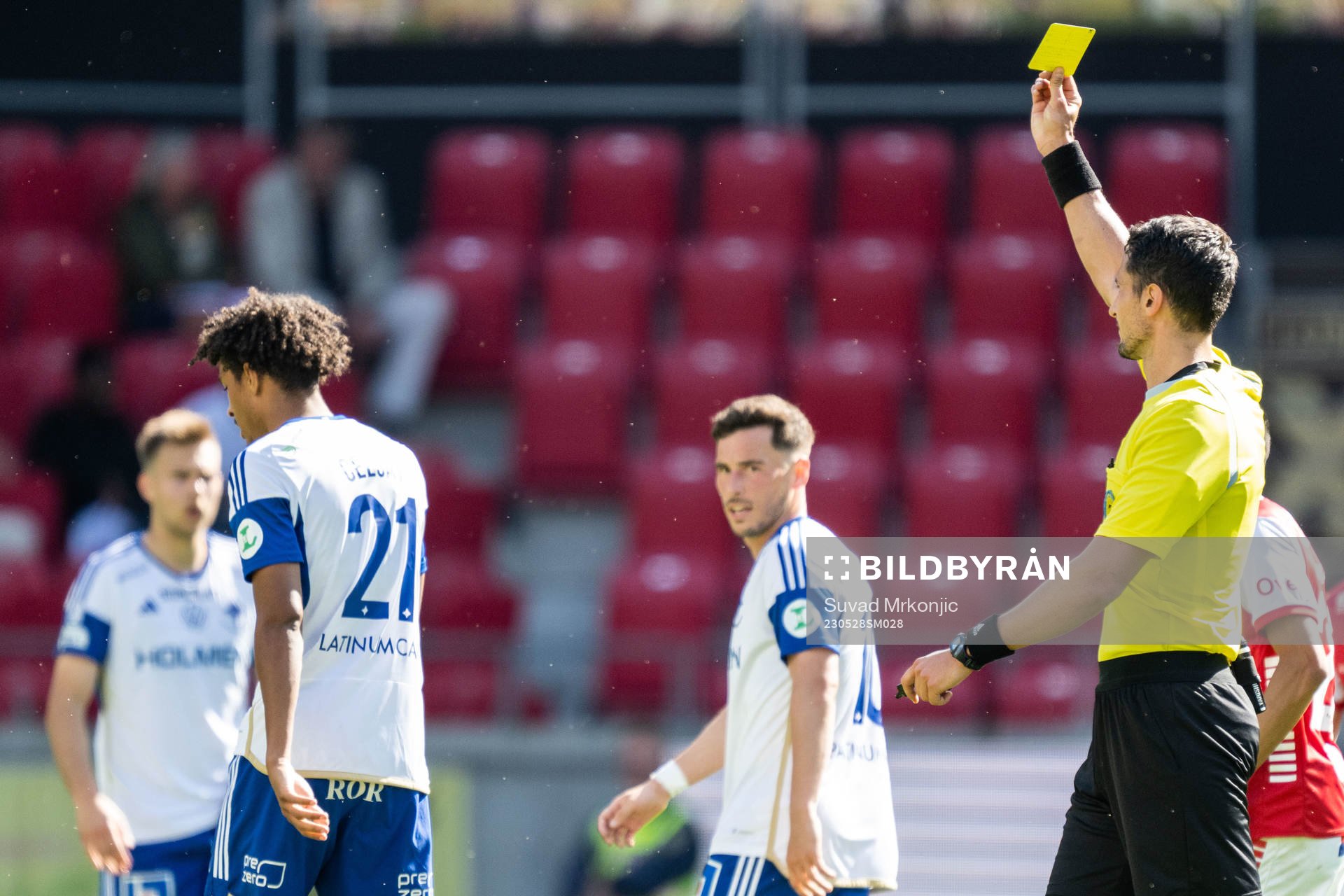 IFK Norrköpings Jesper Ceesay tilldelas gult kort av