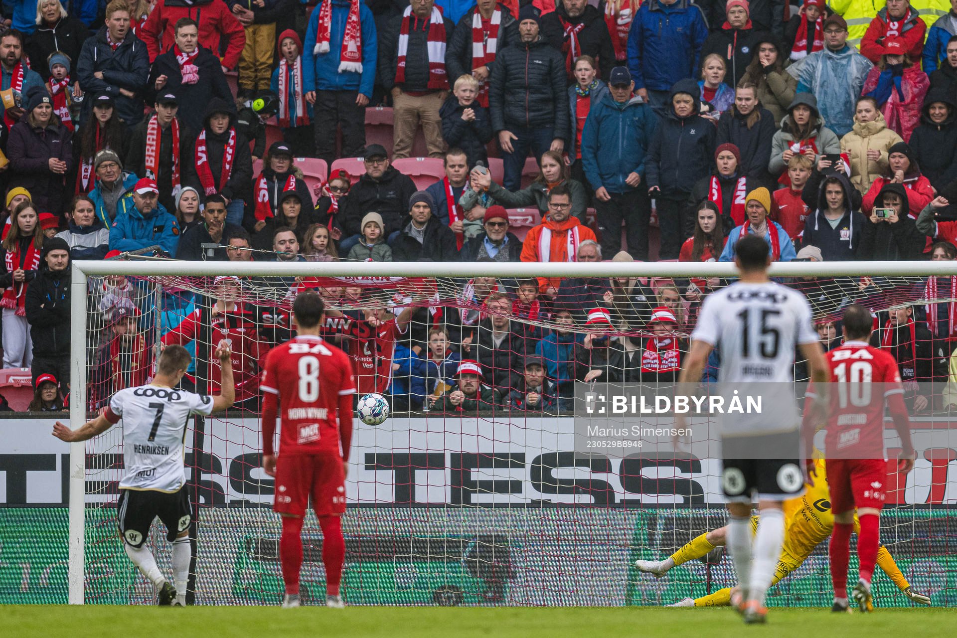 Markus Henriksen of Rosenborg scores the 2-1 goal
