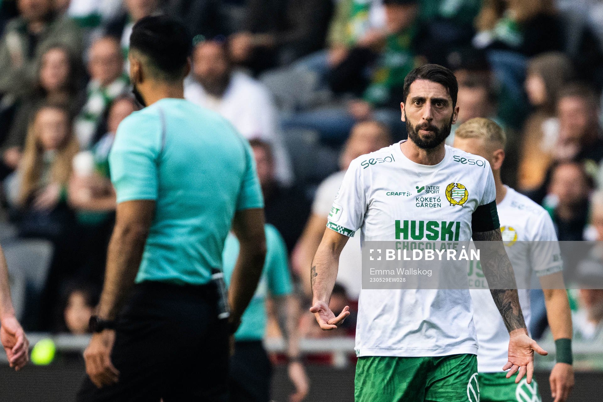 Hammarbys Nahir Besara reagerar på domslut av Domare