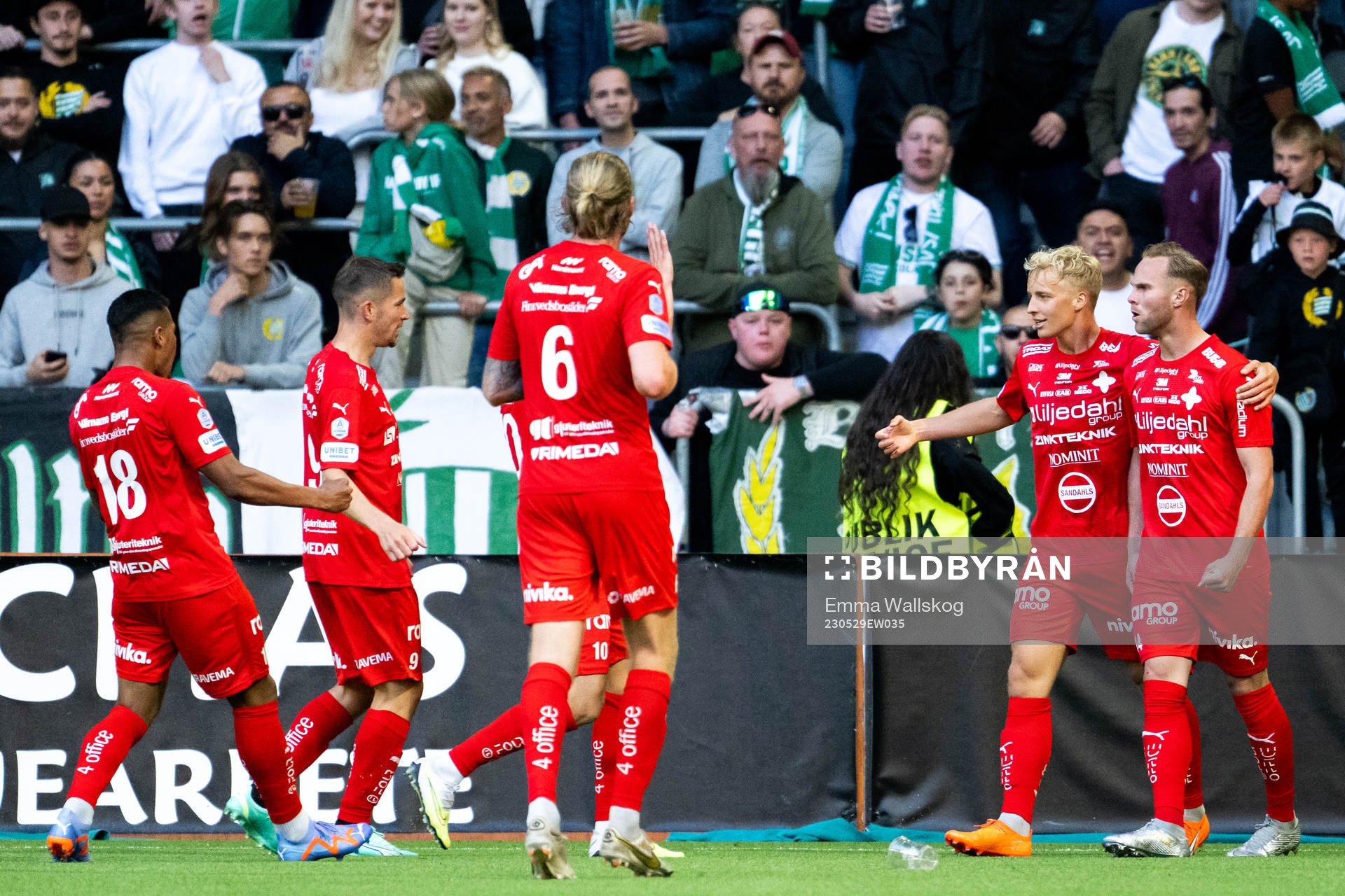 Värnamos Gustav Engvall jublar med lagkamrater efter 0-1 under fotbollsmatchen i Allsvenskan mellan Hammarby och Värnamo den 29 maj 2023 i Stockholm.