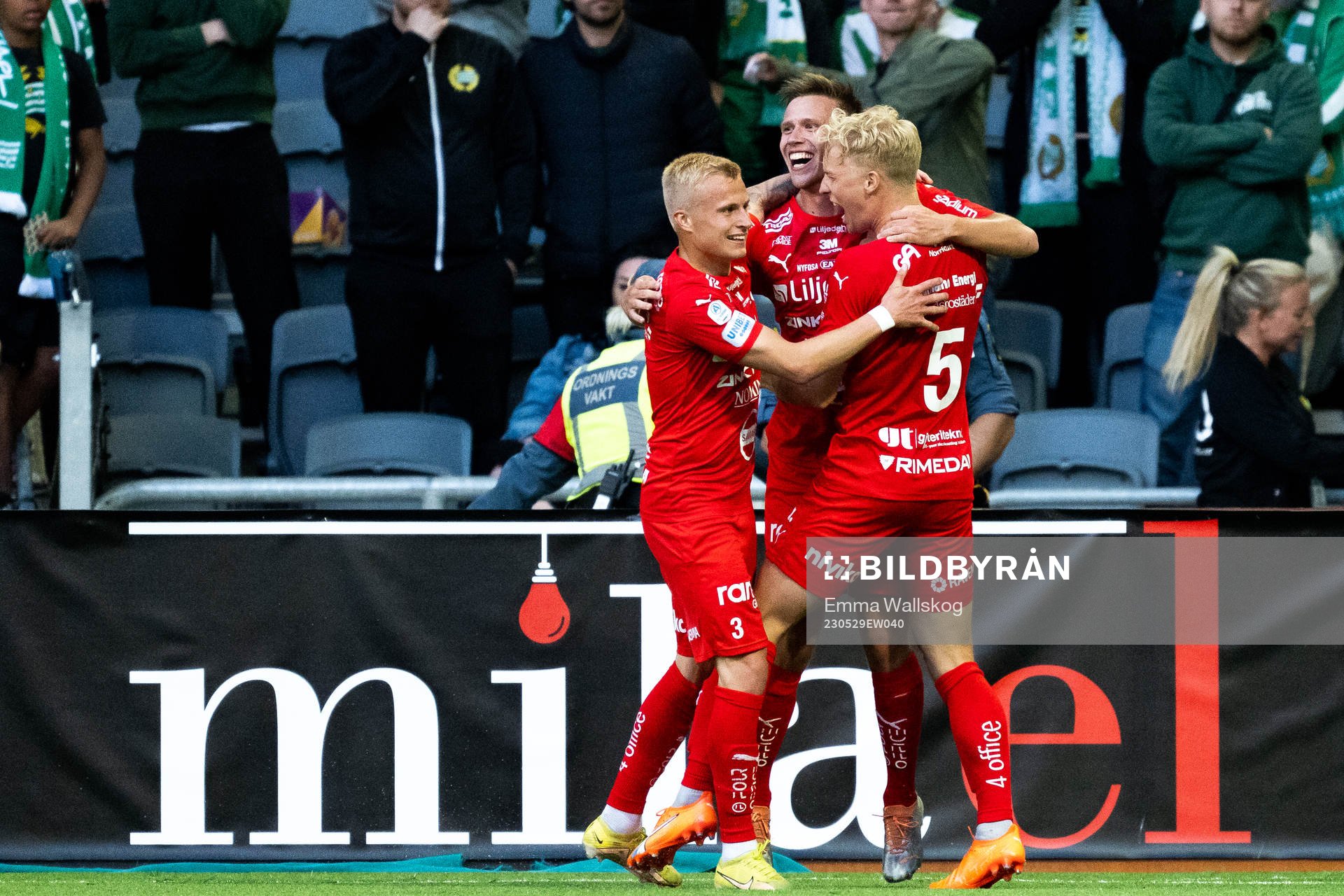 Värnamos Albin Lohikangas jublar med Viktor Bergh och
