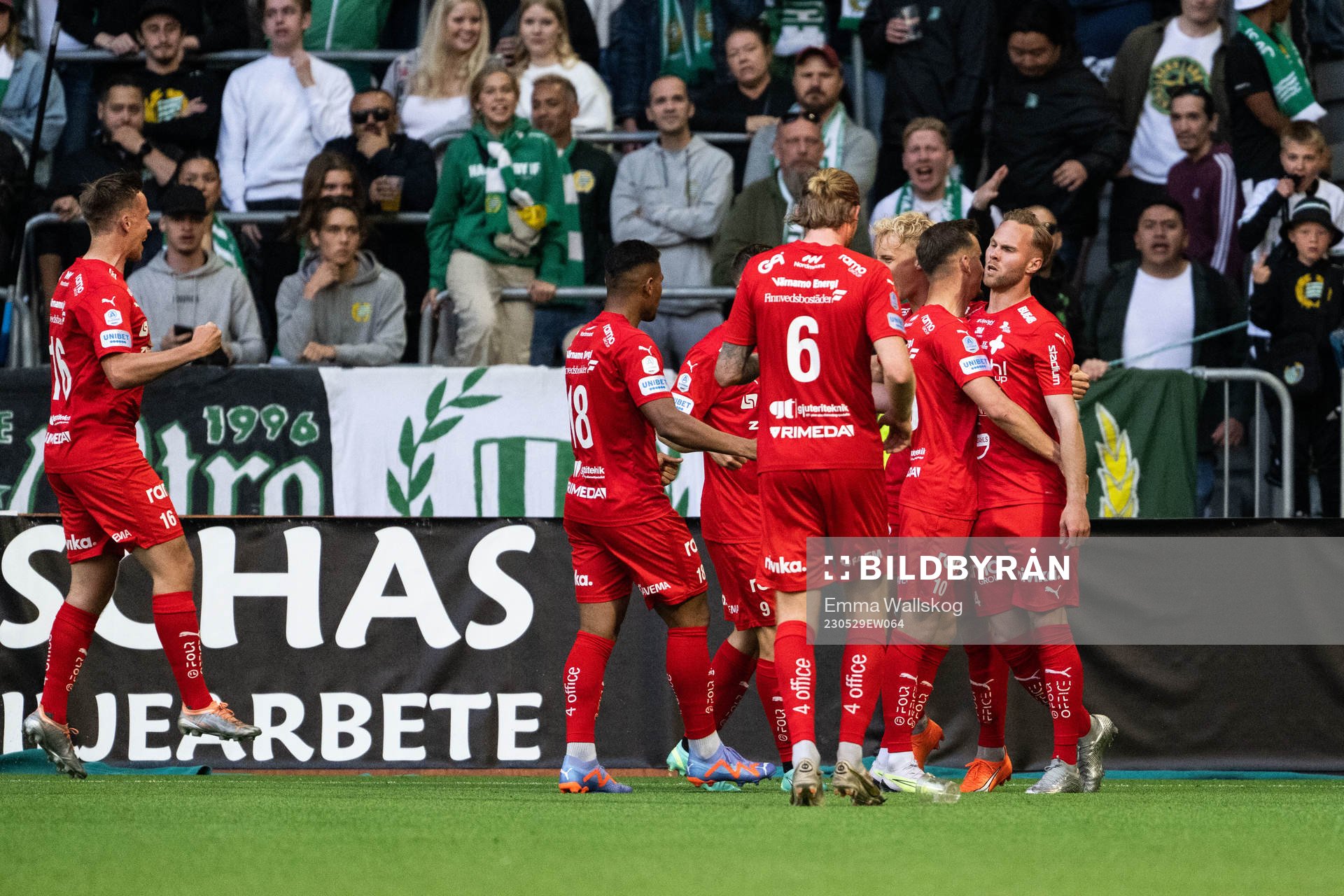 Värnamos Gustav Engvall jublar med lagkamrater