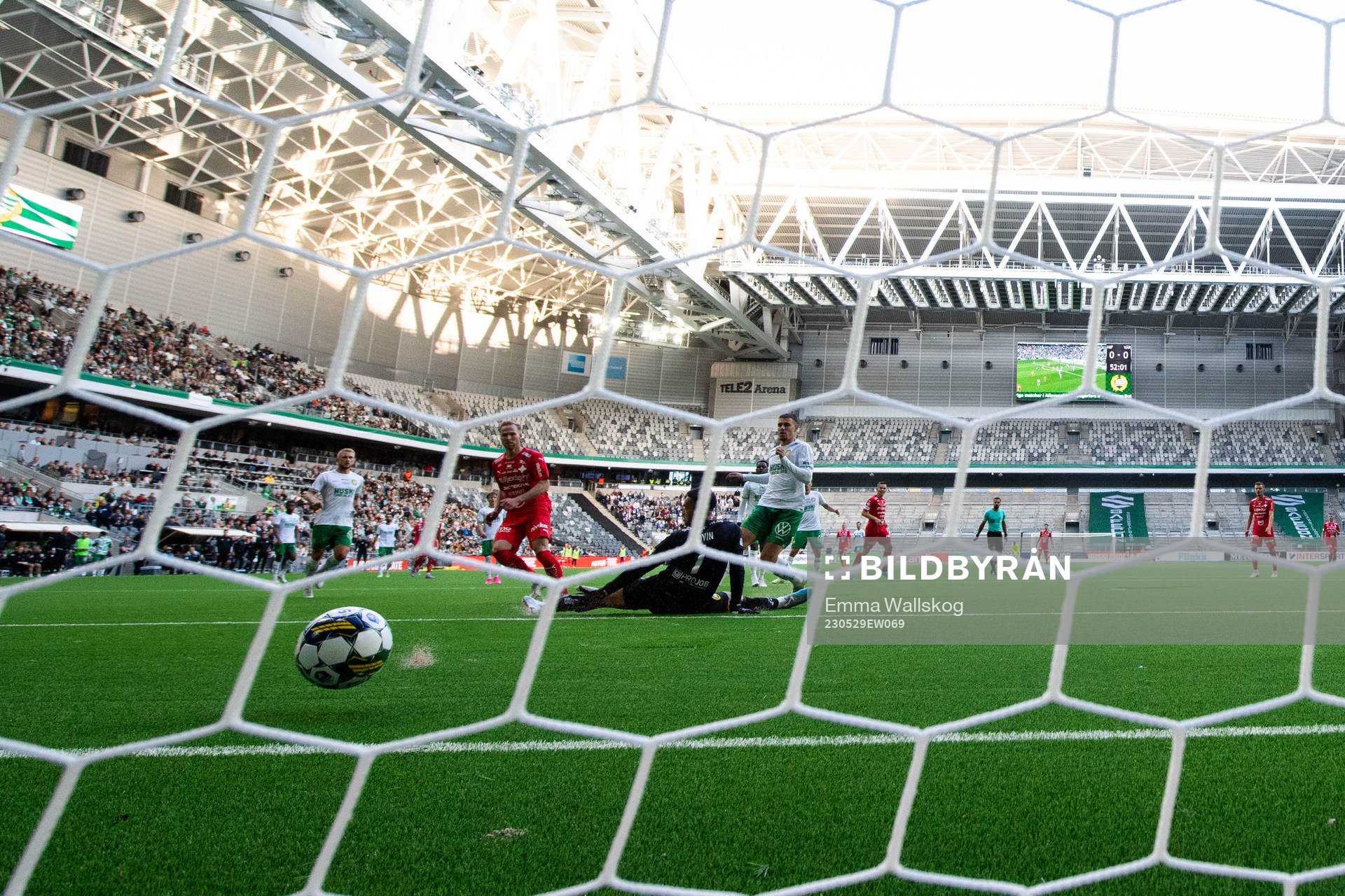 Värnamos Gustav Engvall gör 0-1 bakom Hammarbys målvakt