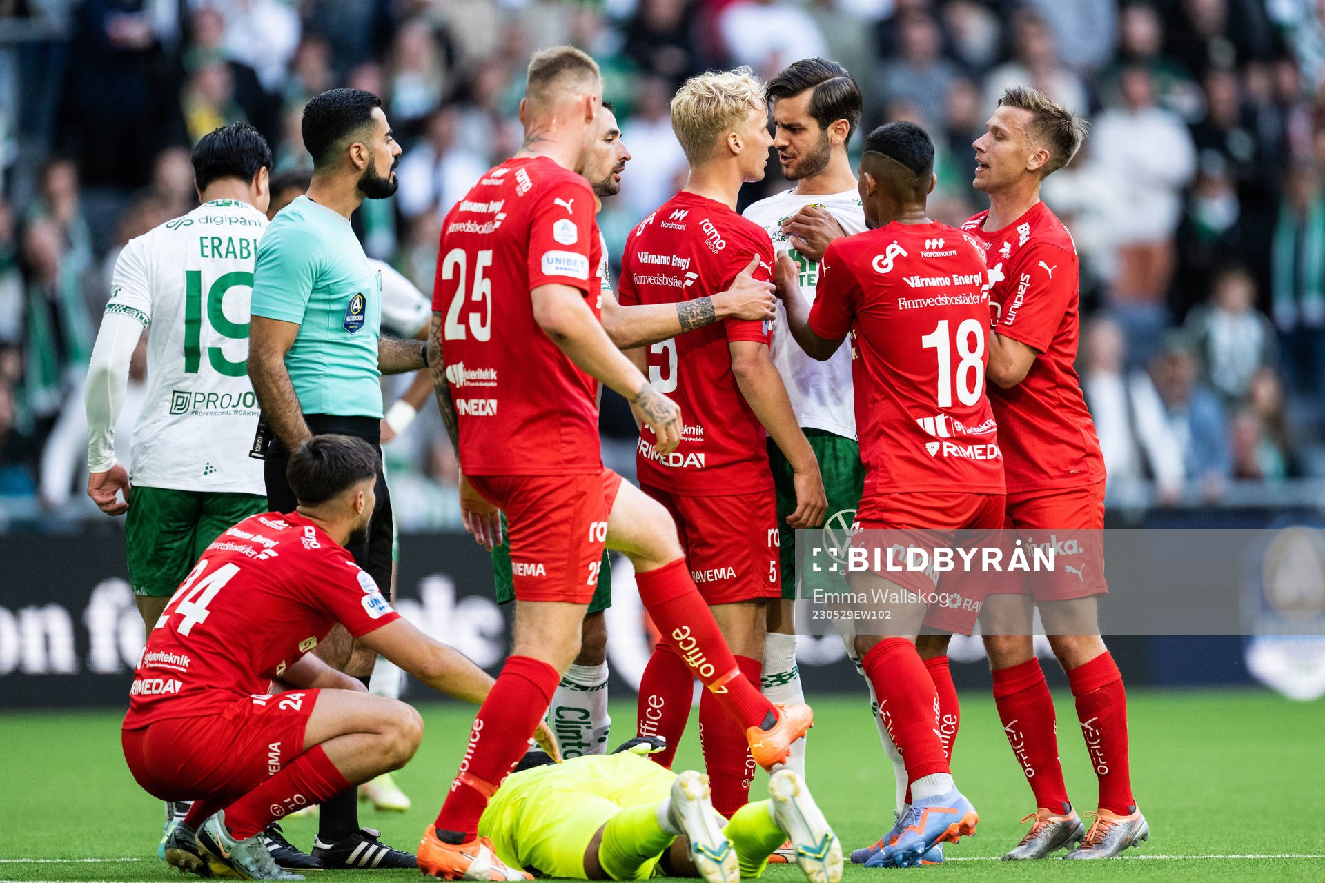 Hammarbys Adi Nalic i diskussion med Värnamos Victor