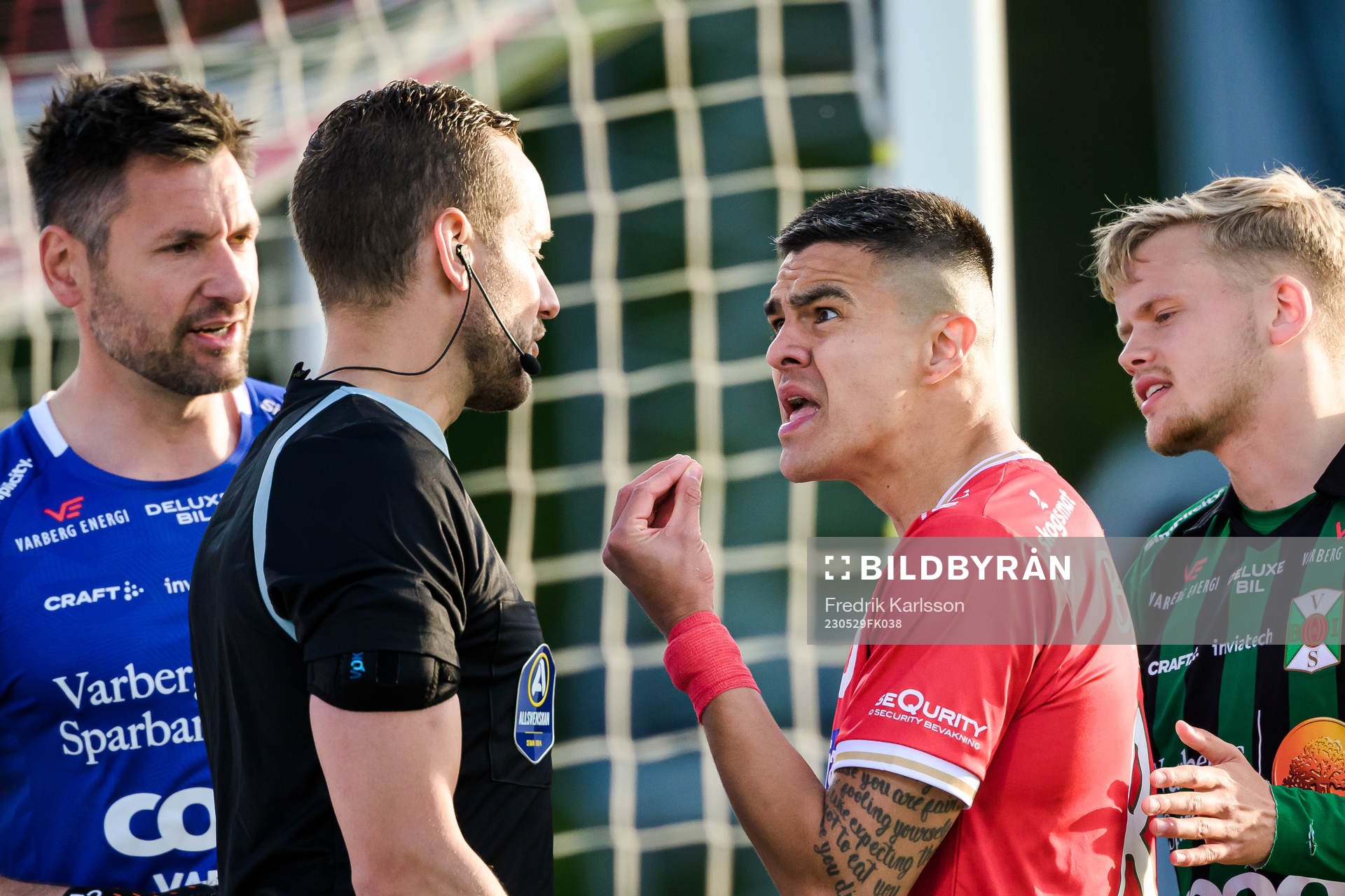 Domare Victor Wolf i samtal med Degerfors Diego De Jesus