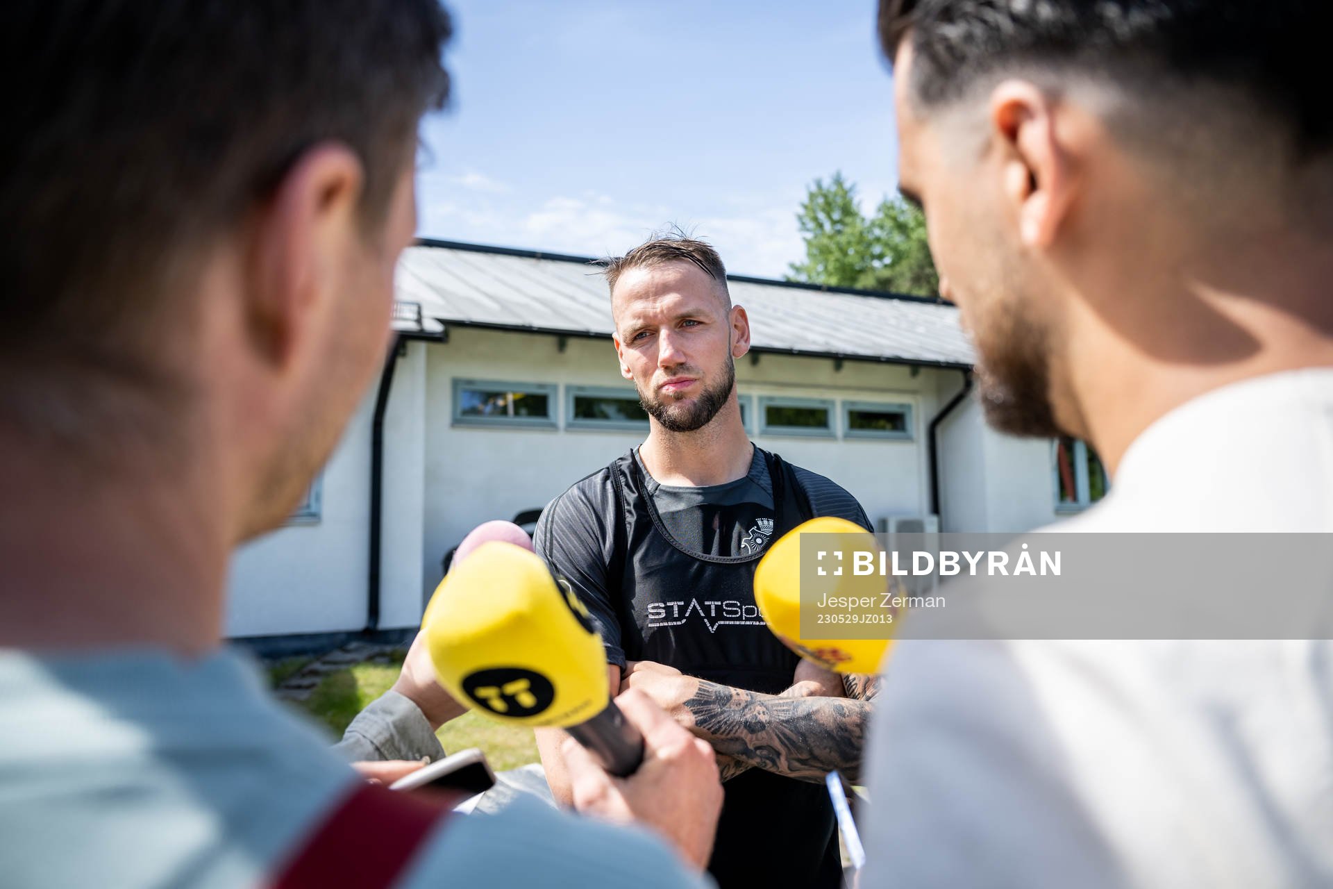 AIKs Alexander Milosevic pratar med media efter en träning med AIK den 29 maj 2023 i Stockholm. 
