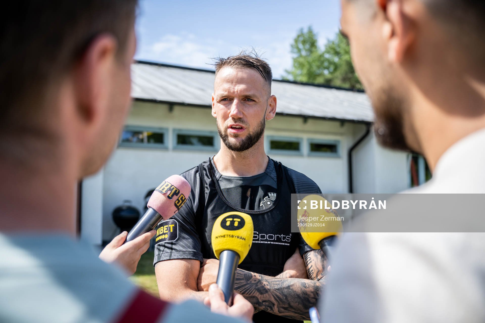 AIKs Alexander Milosevic pratar med media
