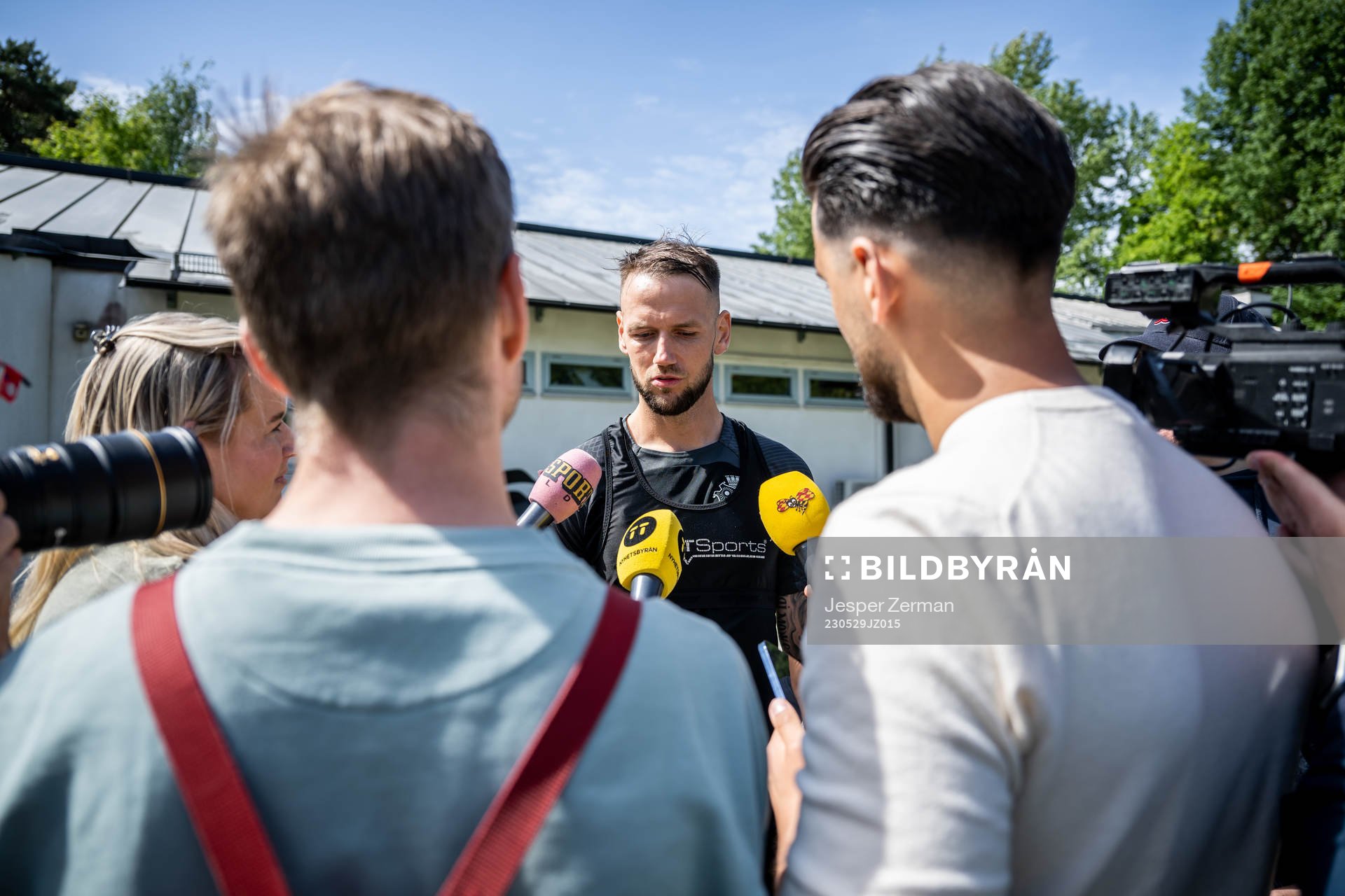 AIKs Alexander Milosevic pratar med media efter en träning med AIK den 29 maj 2023 i Stockholm. 