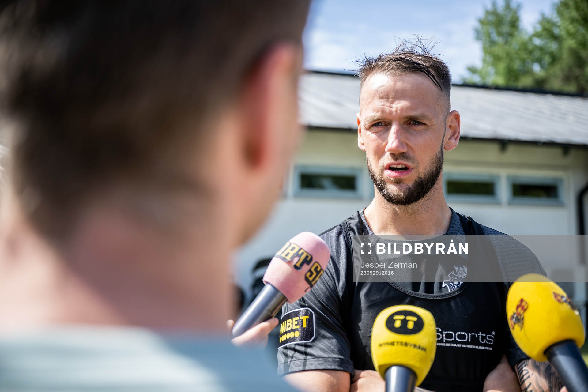 AIKs Alexander Milosevic pratar med media efter en träning med AIK den 29 maj 2023 i Stockholm. 