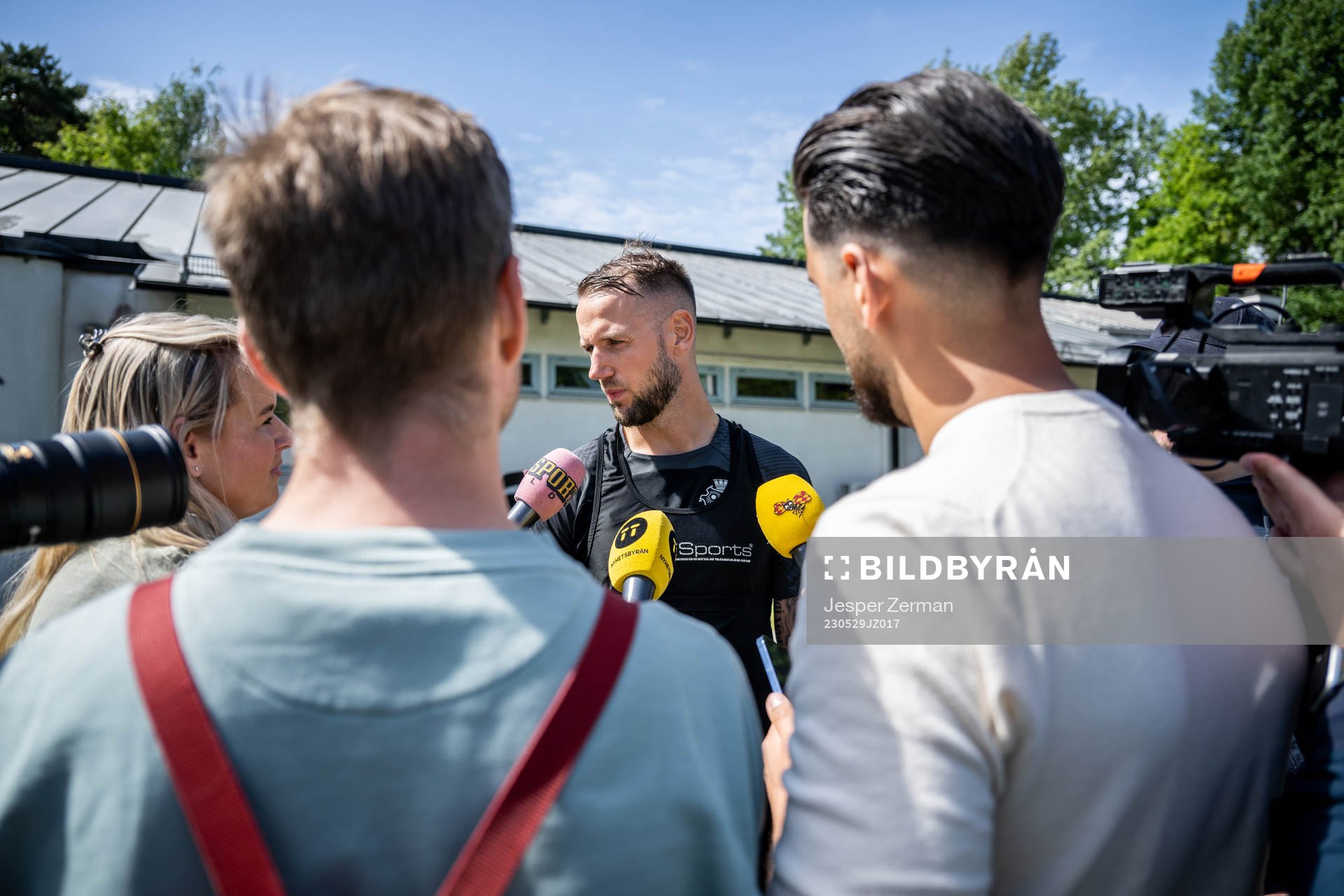 AIKs Alexander Milosevic pratar med media