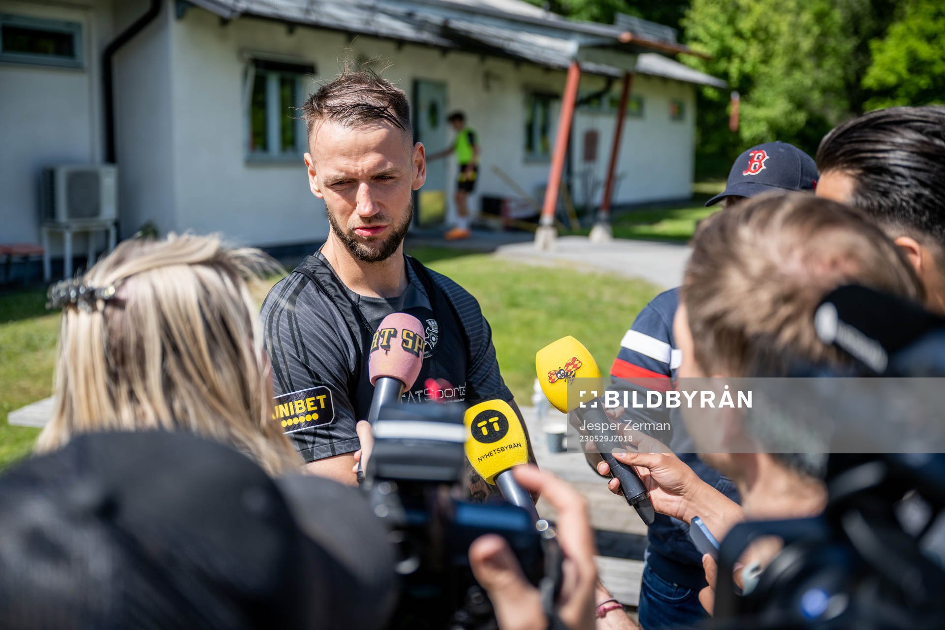 AIKs Alexander Milosevic pratar med media