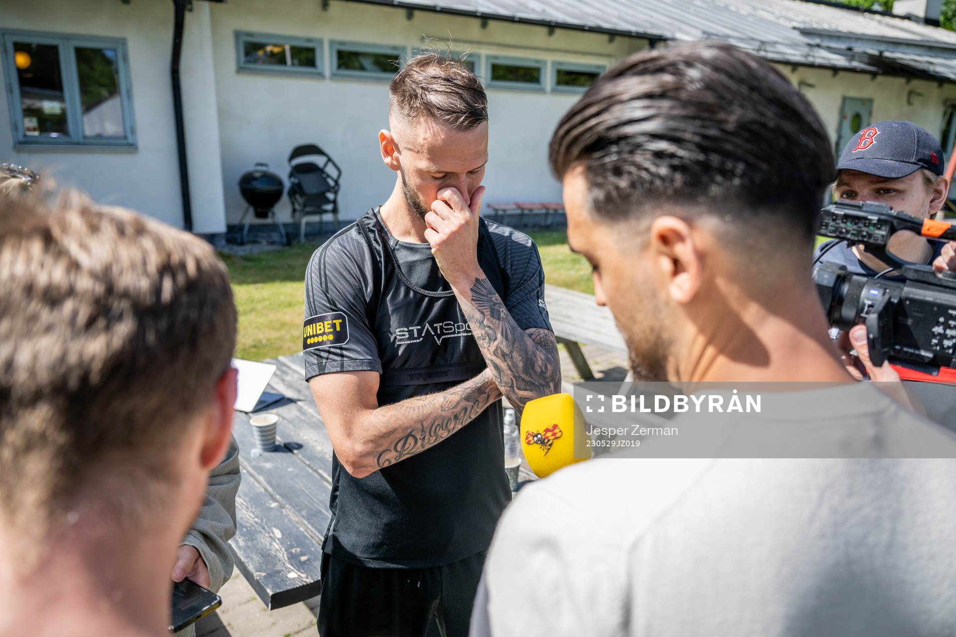 AIKs Alexander Milosevic pratar med media efter en träning med AIK den 29 maj 2023 i Stockholm. 