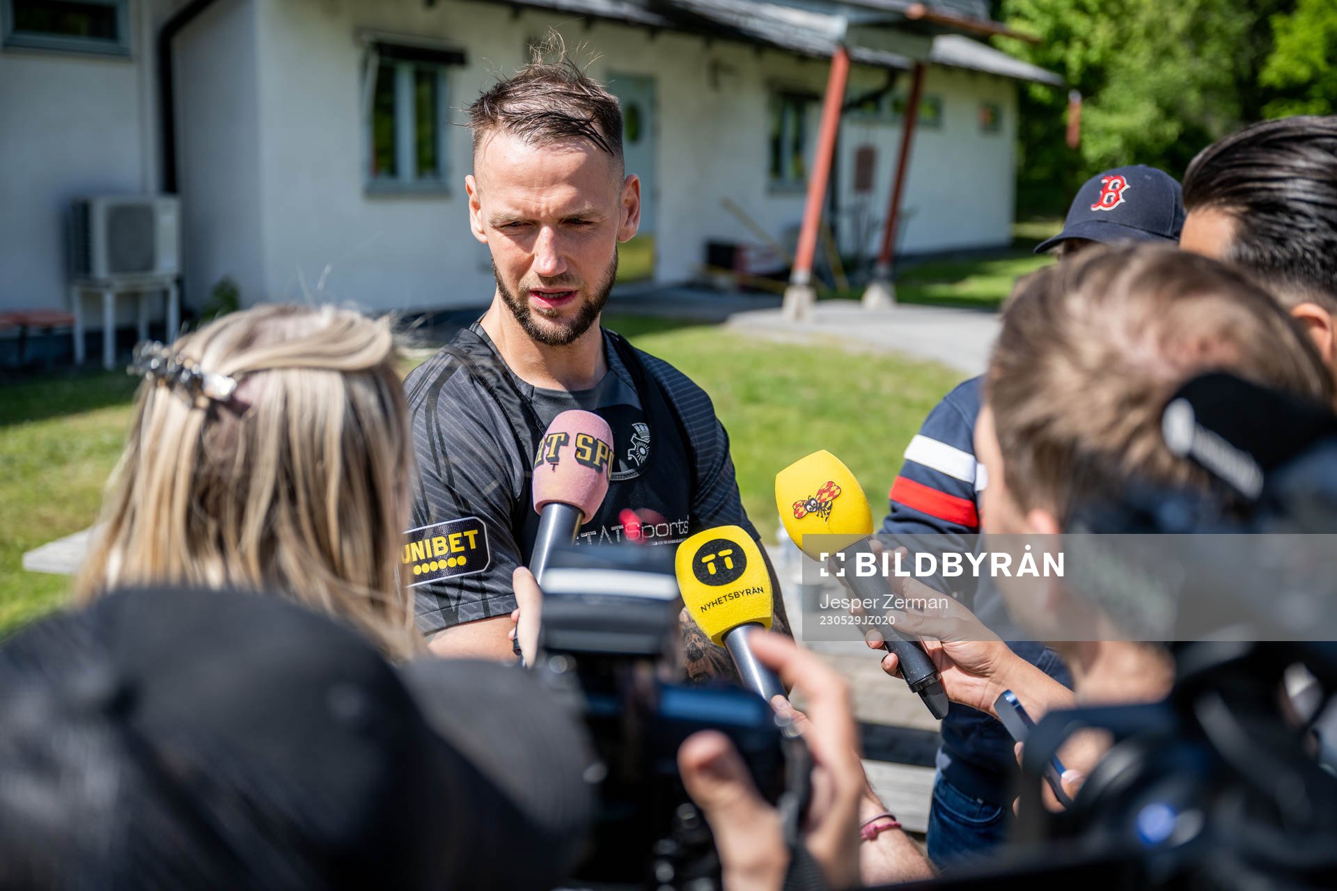 AIKs Alexander Milosevic pratar med media