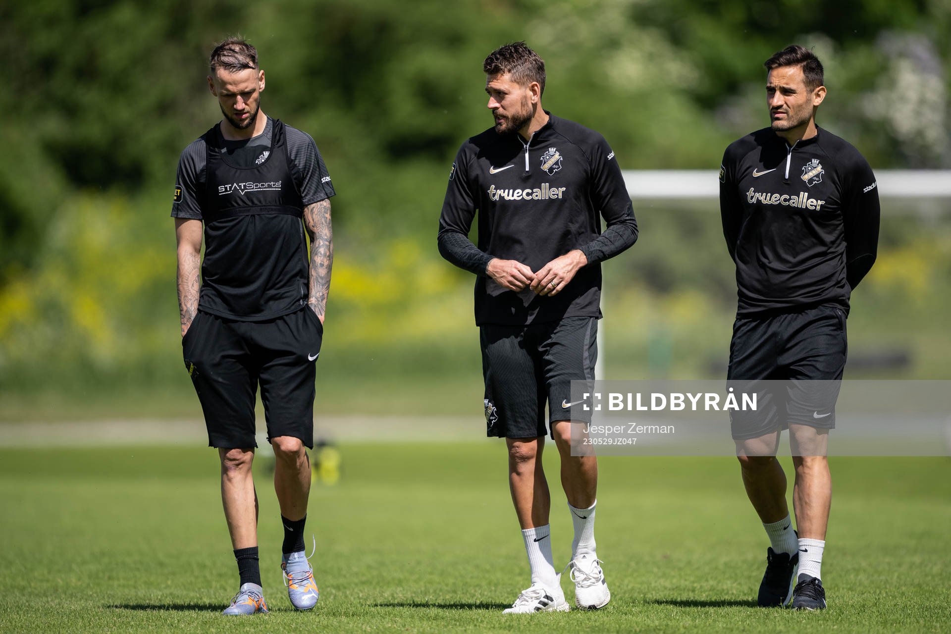 AIKs Alexander Milosevic, målvakt Kristoffer Nordfeldt och Sotirios Papagiannopoulos under en träning med AIK den 29 maj 2023 i Stockholm. 