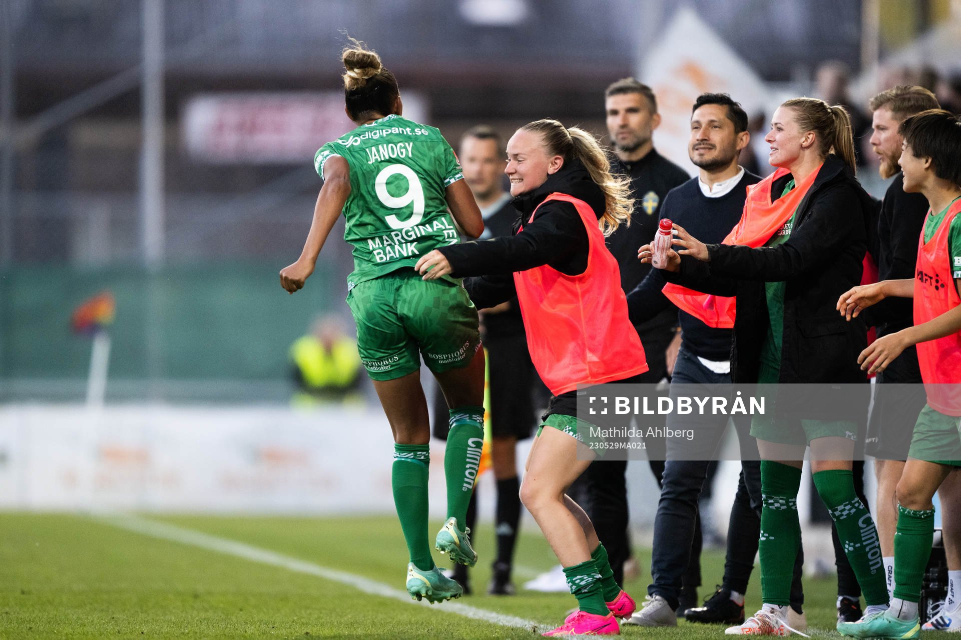 Hammarbys Madelen Janogy jublar med Matilda Vinberg och