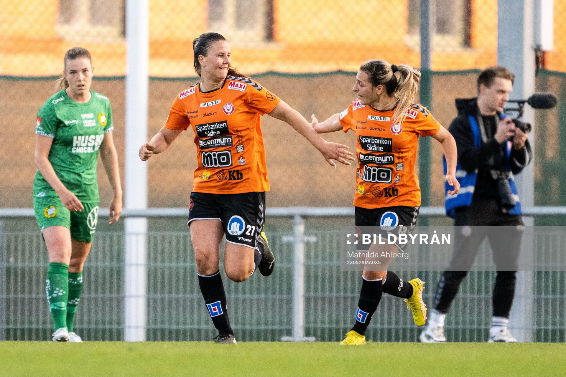 Kristianstads Josefin Harrysson och Emma Petrovic jublar