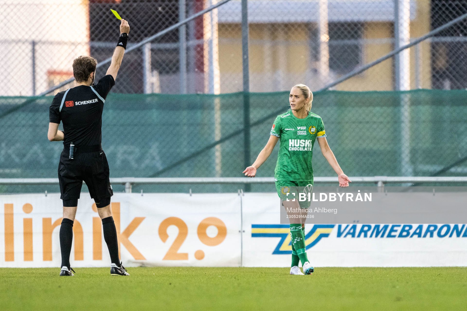 Domare Max Persson tilldelar Hammarbys Alice Carlsson gult
