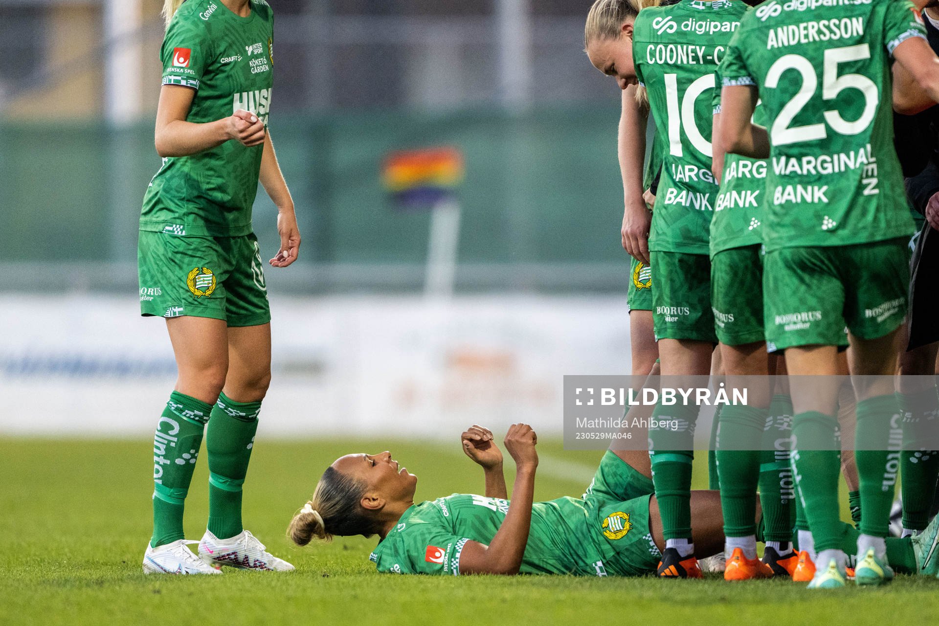 Hammarbys Madelen Janogy har ont under fotbollsmatchen i Damallsvenskan mellan Kristianstad och Hammarby den 29 maj 2023 i Kristianstad.