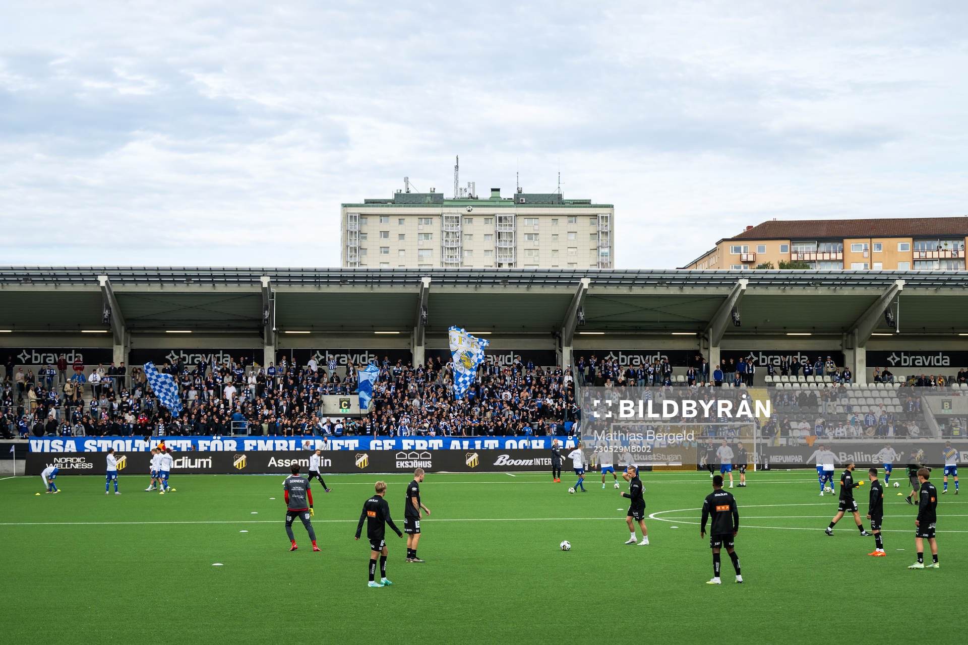 IFK Göteborgs och Häckens spelare värmer upp