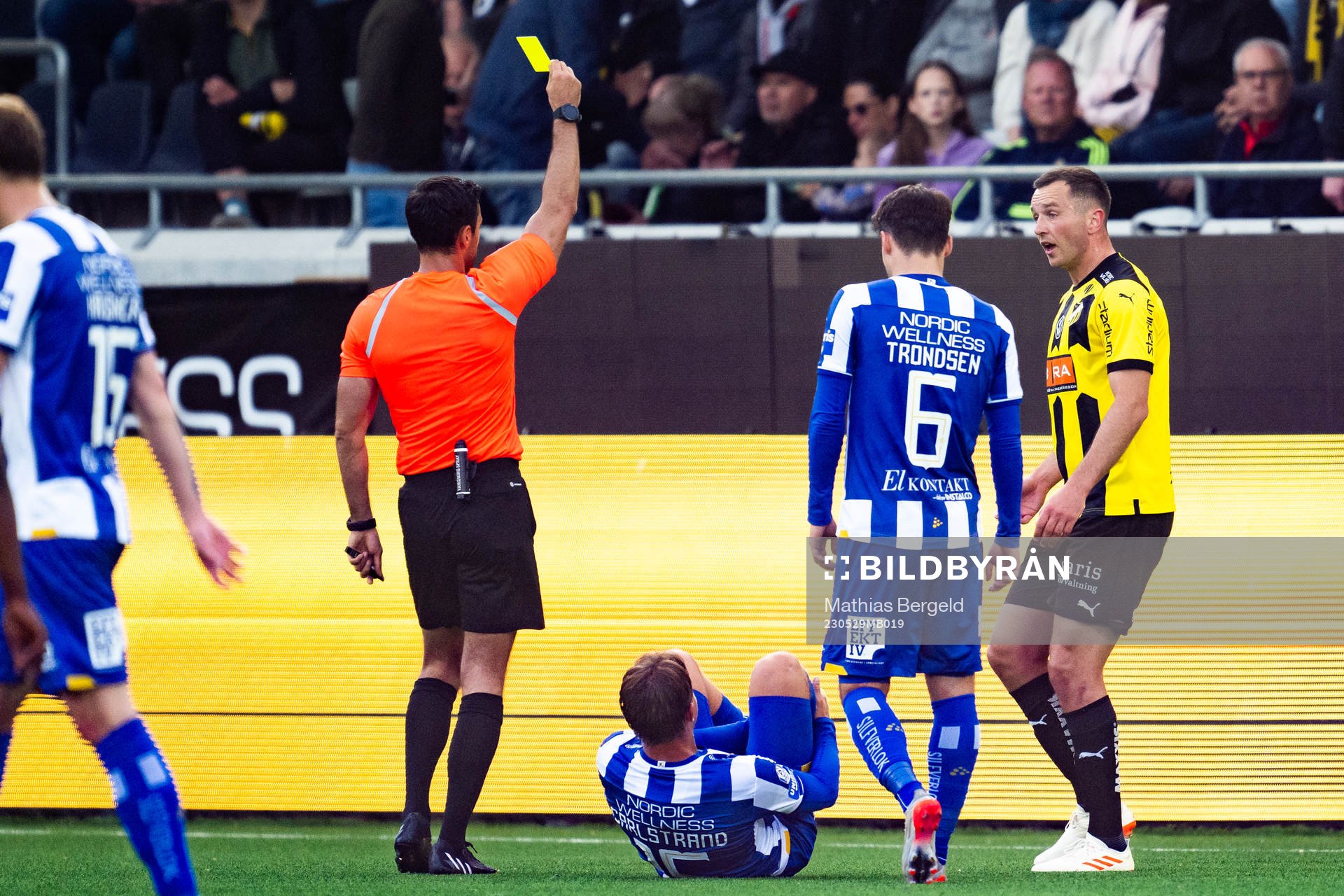 Häckens Even Hovland får ett gult kort