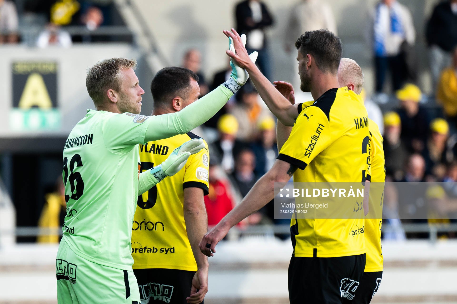 Häckens målvakt Peter Abrahamsson jublar med Johan Hammar