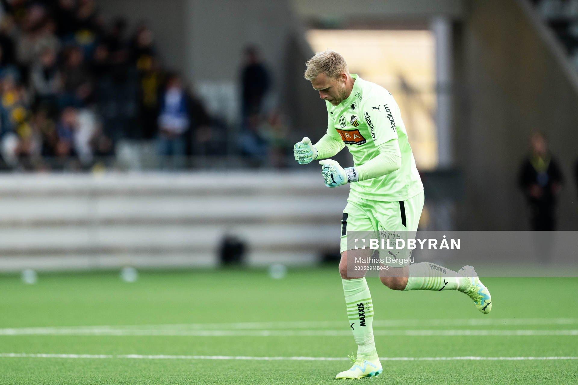 Häckens målvakt Peter Abrahamsson jublar