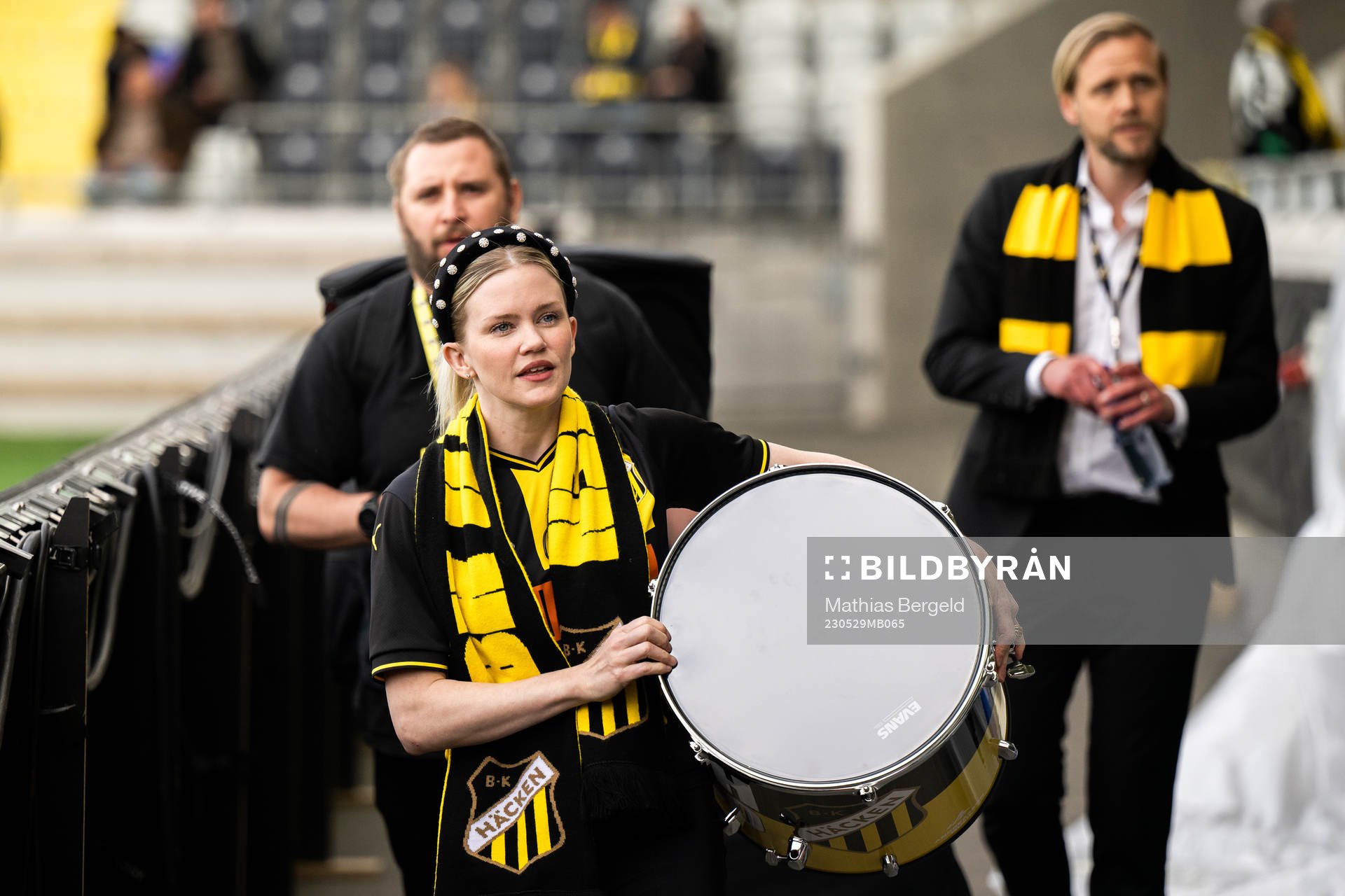 Artisten Ida Redig med en trumma som hon ska lämna till