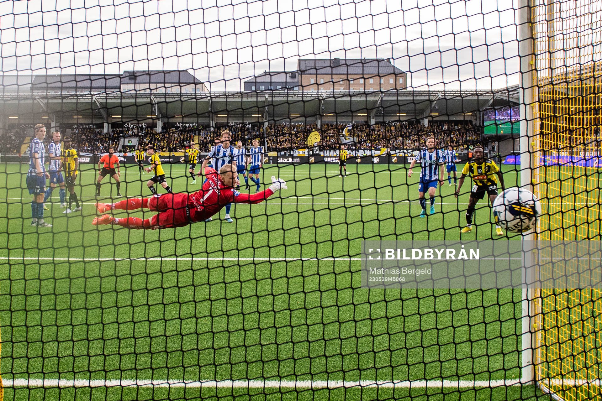 Häckens Lars Olden Larsen gör 1-0 bakom IFK Göteborgs