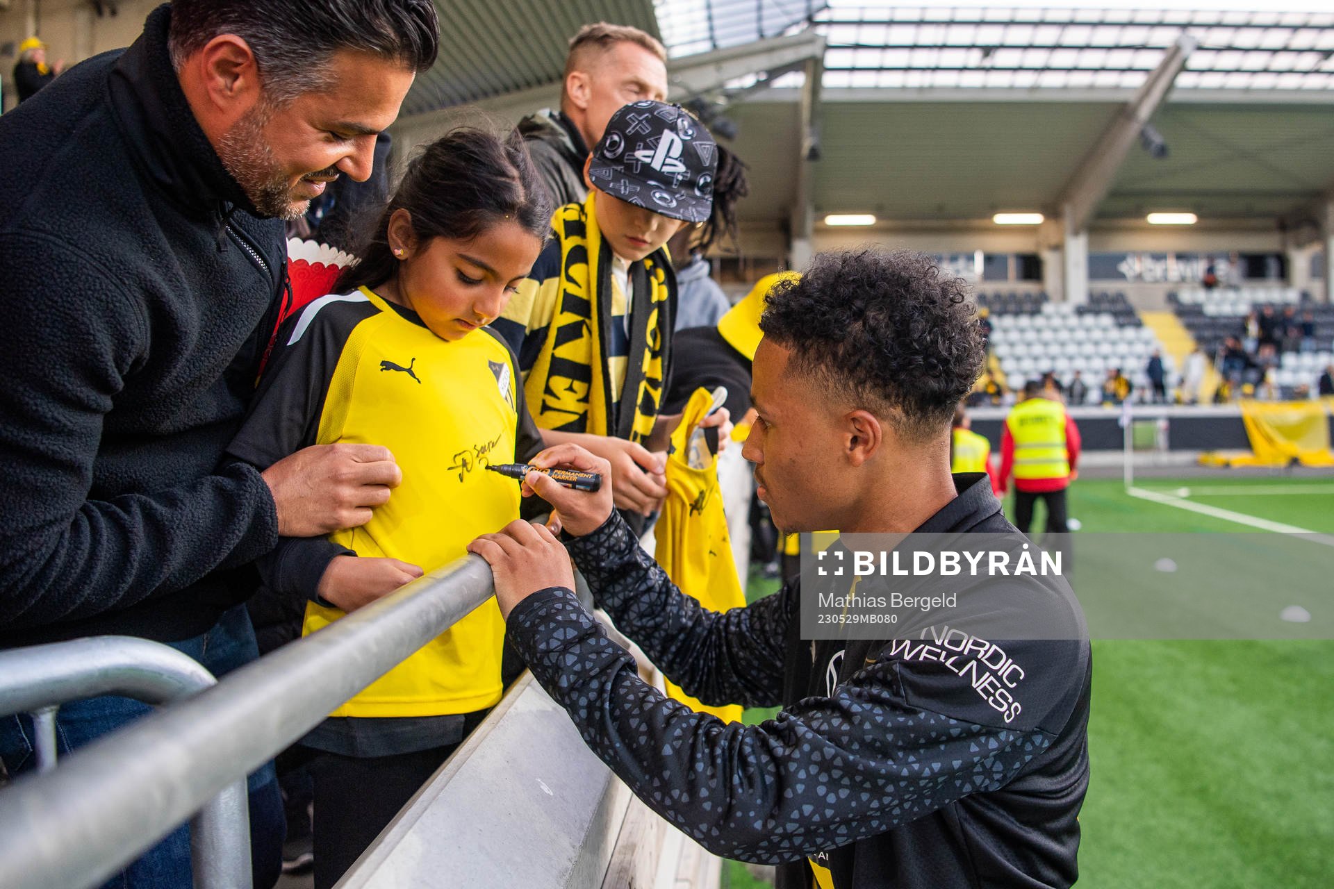 Häckens Momodou Lamin Sonko skriver autografer