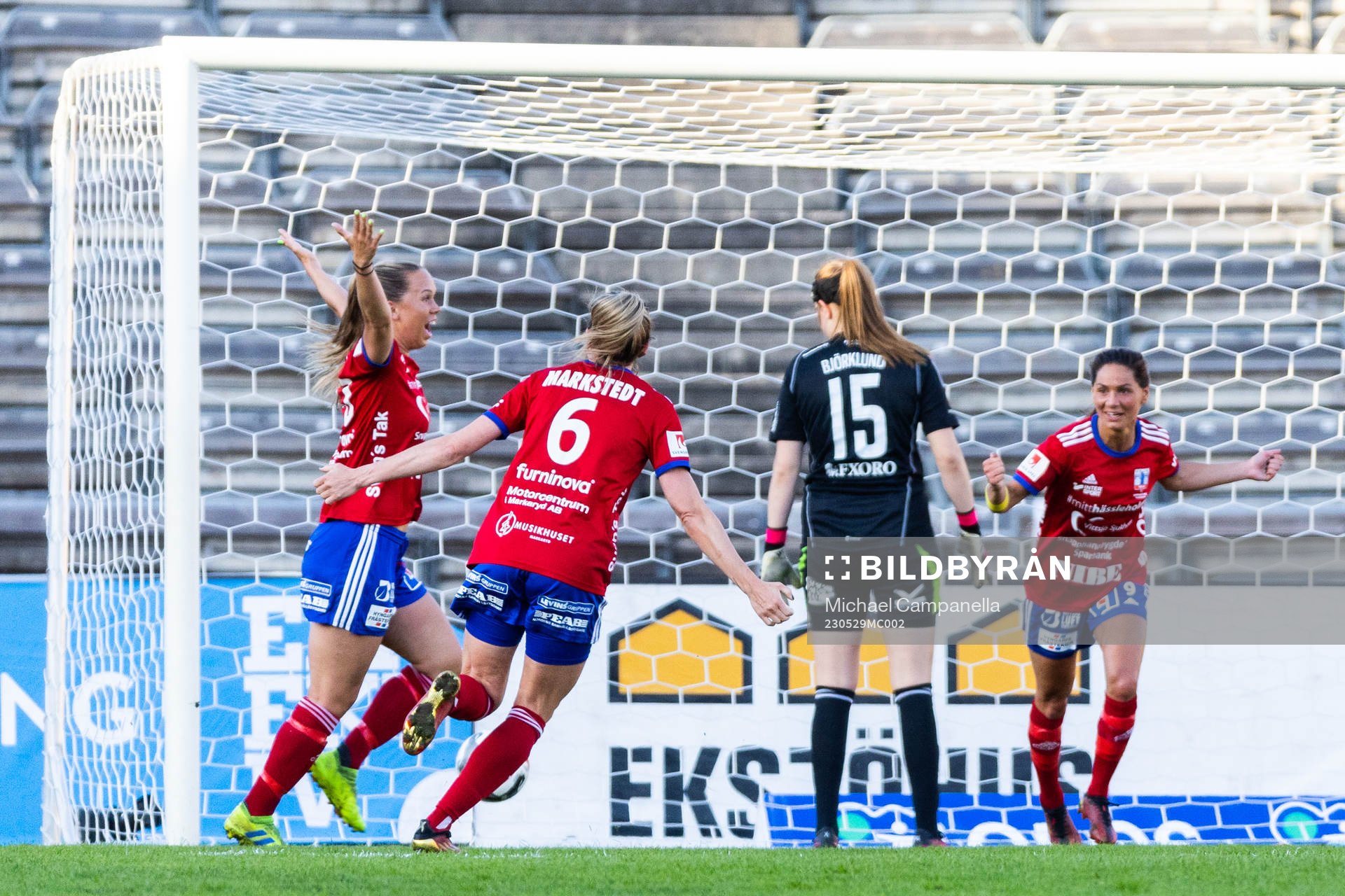 Vittsjös Sarah Stratigakis och Clara Markstedt jublar