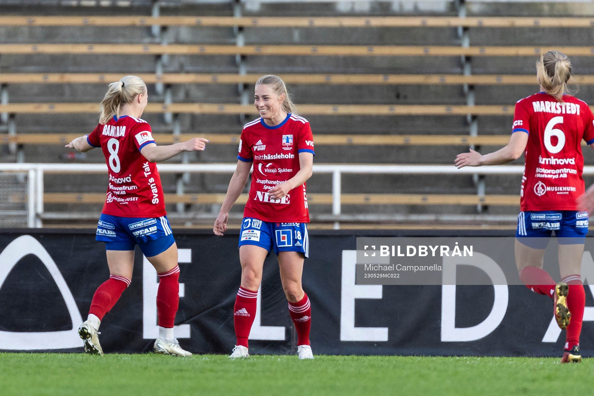Vittsjös Linda Sällström jublar med Jutta Rantala