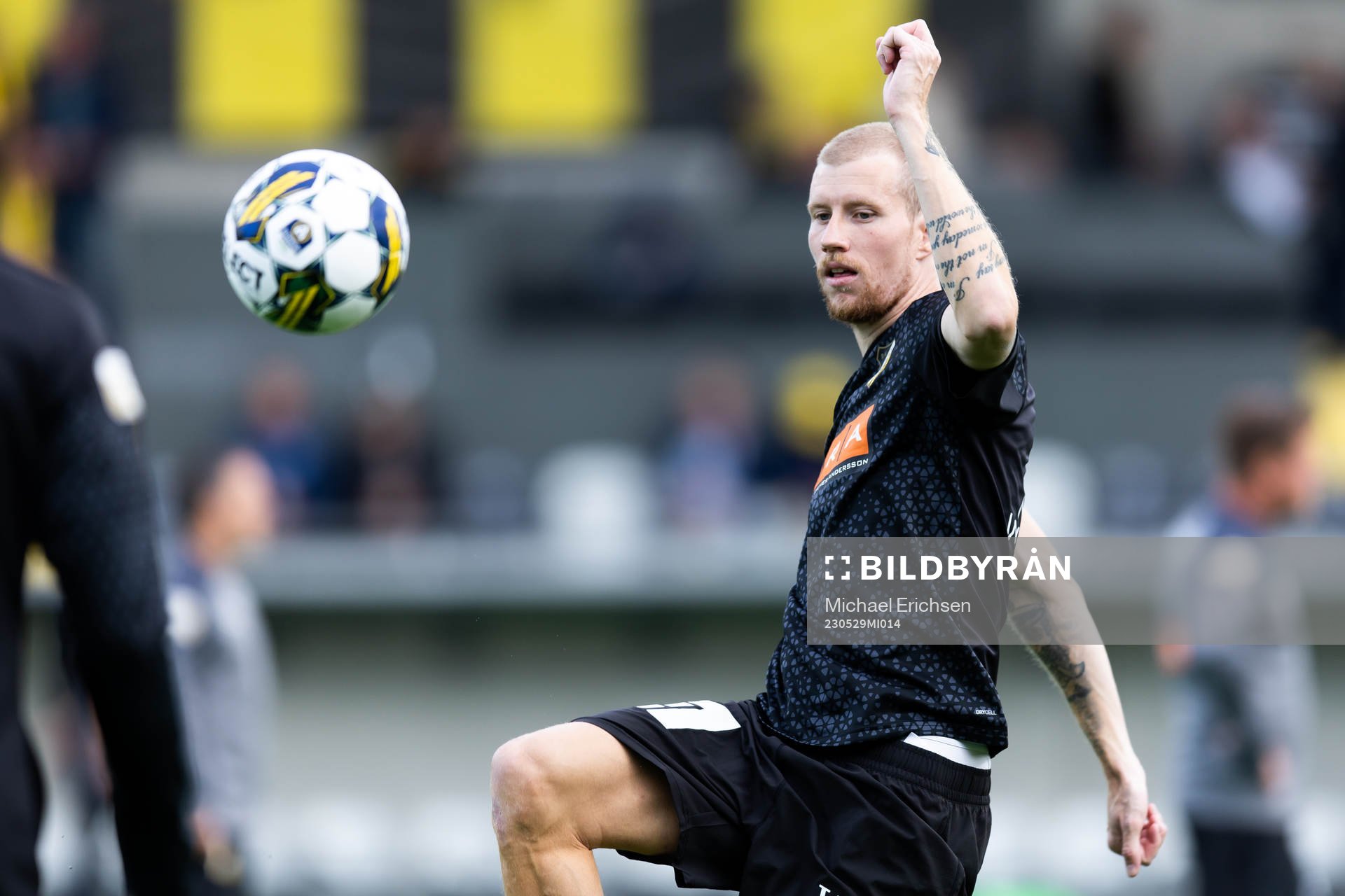 Häckens Simon Gustafson värmer upp