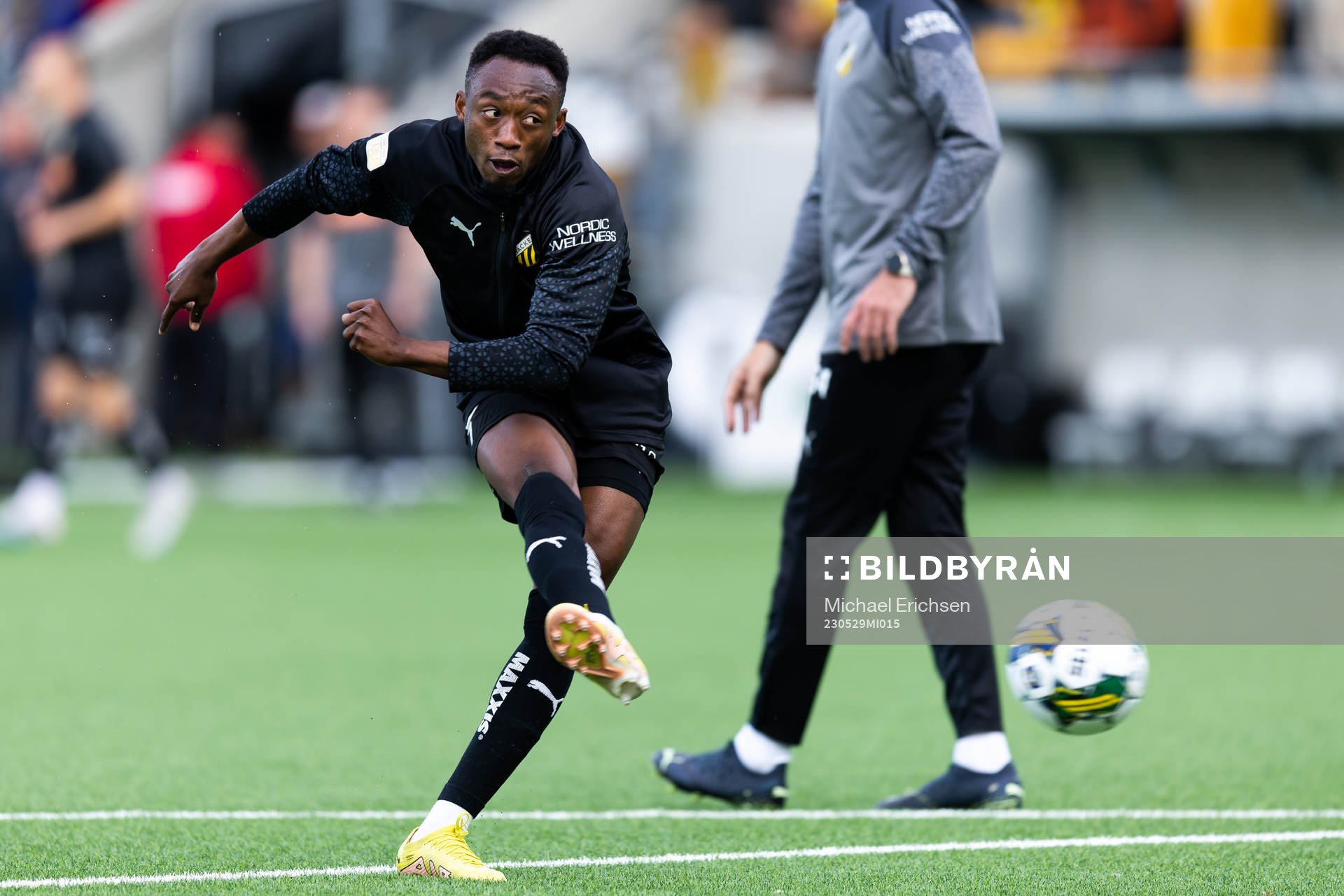 Häckens Benie Adama Traore värmer upp