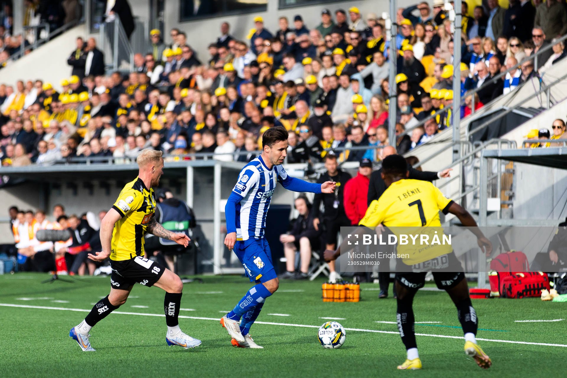 Häckens Mikkel Rygaard Jensen och Benie Adama Traore mot