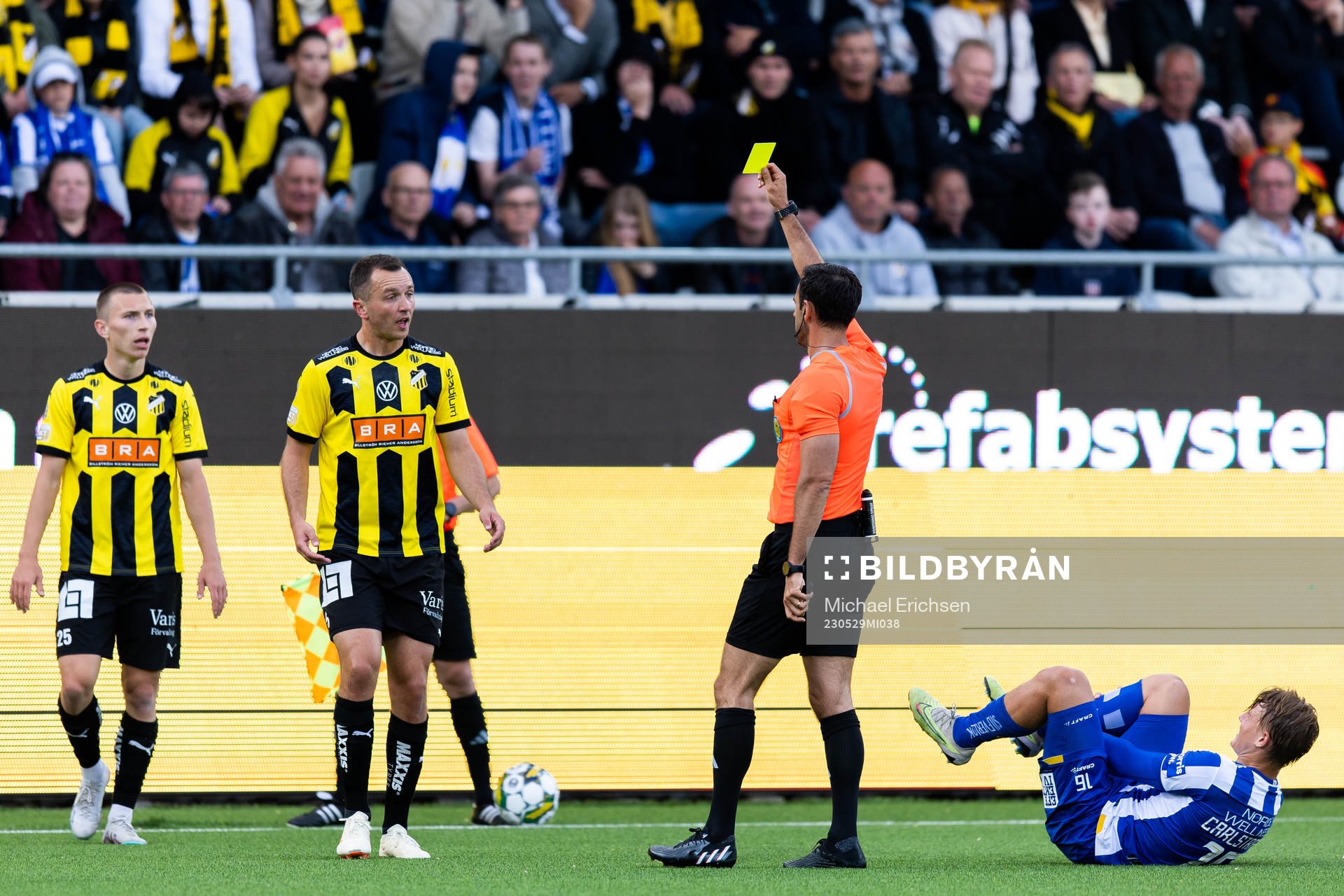 Häckens Even Hovland får ett gult kort