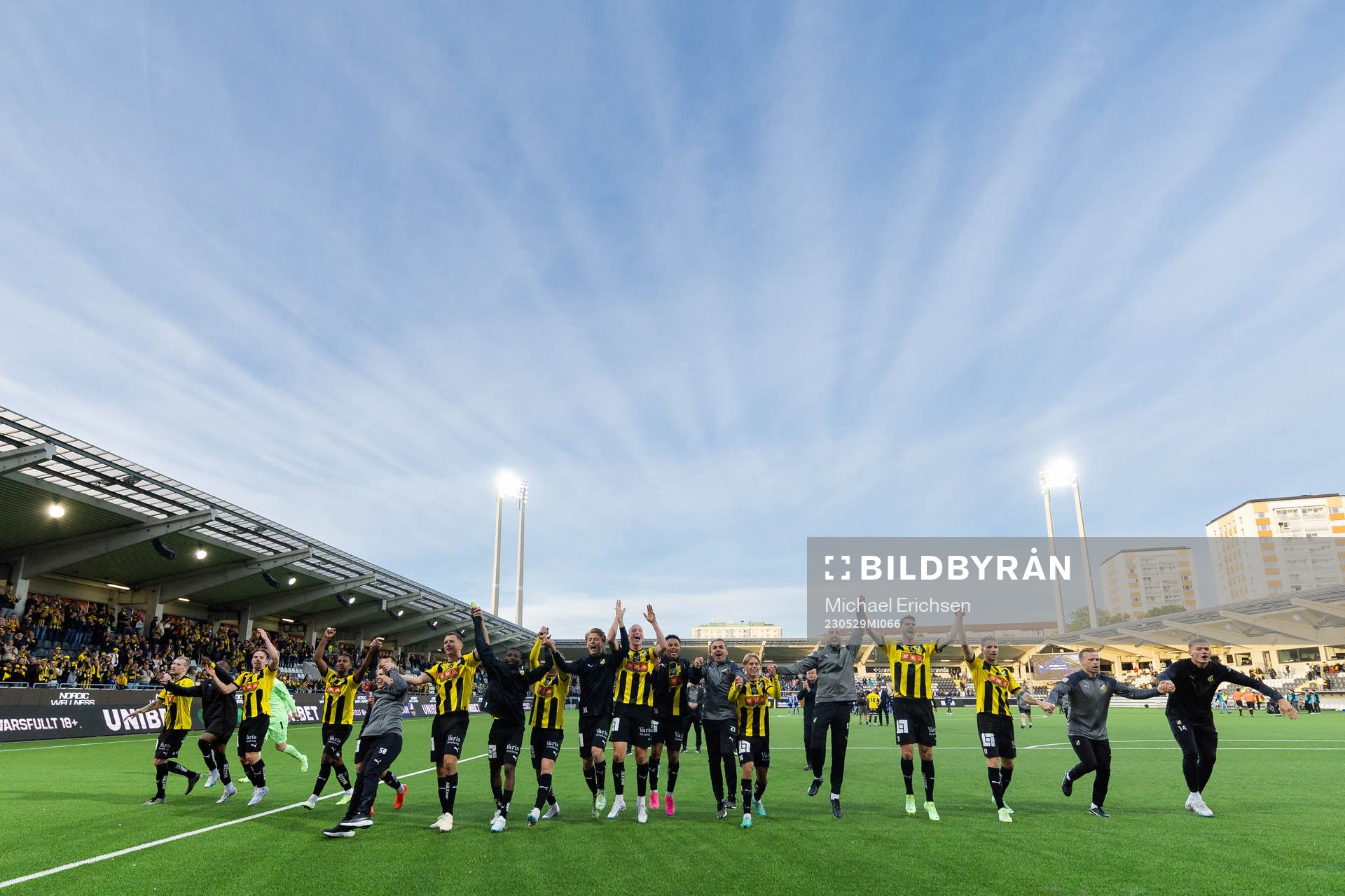 Häckens spelare och ledare jublar framför klacken